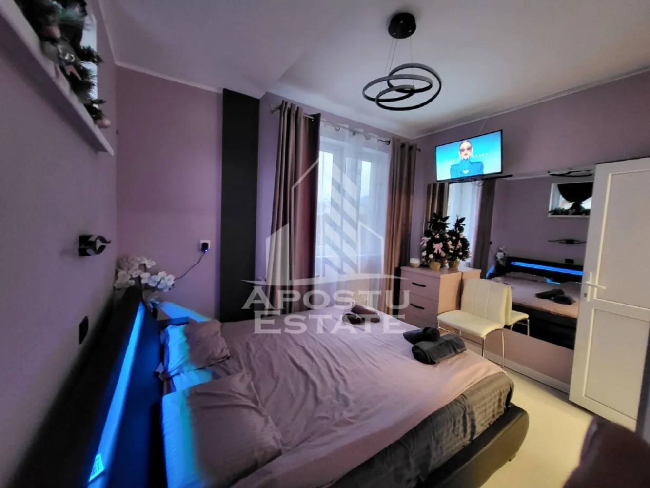 Apartament de lux, 3 camere, 2 niveluri, intr-un imobil tip vila, Deva - Agentia imobiliara Apostu Estate va propune spre vanzare, in Reprezentare Exclusiva si comision 0% pentru cumparator, un apartament de lux cu 3 camere, desfasurat pe 2 niveluri intr-un imobil tip vila, P+E+M, aflat in judetul Hunedoara, pe strada Luceafarului din Deva.

Suprafata utila de 80mp este compartimentata astfel:
Etaj 1: 
- 1 dormitor
- 1 living open-space cu bucataria
- 1 baie
- 1 hol de acces
- 1 terasa de 3.6mp, cu vedere panoramica spre cetatea Devei

Mansarda inalta:
- 1 dormitor spatios, singur pe nivel
- 1 chicineta 
- 1 baie
- 1 spatiu de depozitare
- 1 terasa de 6.95mp

Confortul termic este asigurat prin centrala termica electrica si este sustinut de sistemul de climatizare cu functionalitate multisplit.
Exista posibilitatea racordarii la reteauta de gaze.

Constructia a fost ridicata in anul 2020, insa a fost refinisata complet in anul 2025. Materialele folosite sunt de calitate superioara si va invitam sa va convingeti singuri de acest aspect. Designul este unul de lux, oferind un confort sporit si un stil de viata deosebit!

Proprietatea beneficiaza de 2 locuri de parcare.

Zona este una foarte cautata in randul Devenilor, oferind acces facil catre orice punct cu interes major din oras, magazine, statiile mijloacelor de transport in comun si la 2 minute de mers pe jos fata de Scoala Generala nr. 5, cat si gradinita nr. 7.

Pretul afisat este pentru achizitie imobilului, nemobilat si neutilat. Pentru achizitie la cheie, conform pozelor pretul este 160.000Euro.

Nu ezitati sa ne contactati pentru stabilirea unei vizionari sau alte detalii suplimentare.

ID intern: CP2925659