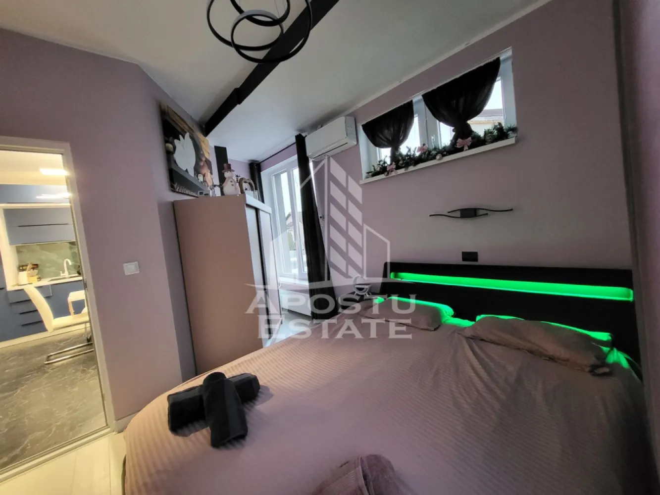 Apartament de lux, 3 camere, 2 niveluri, intr-un imobil tip vila, Deva - Agentia imobiliara Apostu Estate va propune spre vanzare, in Reprezentare Exclusiva si comision 0% pentru cumparator, un apartament de lux cu 3 camere, desfasurat pe 2 niveluri intr-un imobil tip vila, P+E+M, aflat in judetul Hunedoara, pe strada Luceafarului din Deva.

Suprafata utila de 80mp este compartimentata astfel:
Etaj 1: 
- 1 dormitor
- 1 living open-space cu bucataria
- 1 baie
- 1 hol de acces
- 1 terasa de 3.6mp, cu vedere panoramica spre cetatea Devei

Mansarda inalta:
- 1 dormitor spatios, singur pe nivel
- 1 chicineta 
- 1 baie
- 1 spatiu de depozitare
- 1 terasa de 6.95mp

Confortul termic este asigurat prin centrala termica electrica si este sustinut de sistemul de climatizare cu functionalitate multisplit.
Exista posibilitatea racordarii la reteauta de gaze.

Constructia a fost ridicata in anul 2020, insa a fost refinisata complet in anul 2025. Materialele folosite sunt de calitate superioara si va invitam sa va convingeti singuri de acest aspect. Designul este unul de lux, oferind un confort sporit si un stil de viata deosebit!

Proprietatea beneficiaza de 2 locuri de parcare.

Zona este una foarte cautata in randul Devenilor, oferind acces facil catre orice punct cu interes major din oras, magazine, statiile mijloacelor de transport in comun si la 2 minute de mers pe jos fata de Scoala Generala nr. 5, cat si gradinita nr. 7.

Pretul afisat este pentru achizitie imobilului, nemobilat si neutilat. Pentru achizitie la cheie, conform pozelor pretul este 160.000Euro.

Nu ezitati sa ne contactati pentru stabilirea unei vizionari sau alte detalii suplimentare.

ID intern: CP2925659