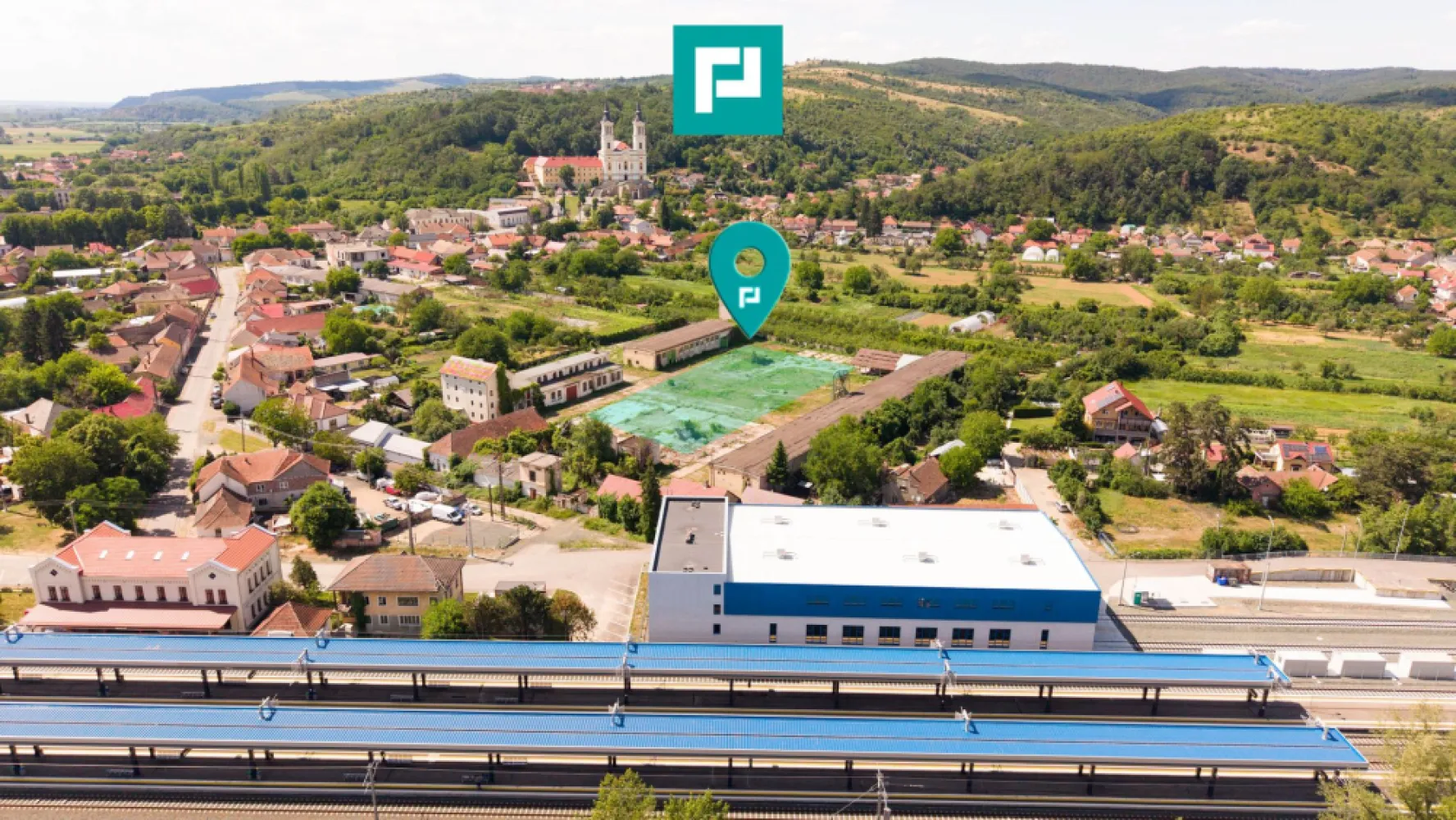 Spațiu industrial cu Teren 13.072 mp în Lipova - Spațiu industrial / depozit de vânzare | 700 mp utili | Teren 13.072 mp | Lipova, județul Arad

Disponibil spre vânzare spațiu industrial cu destinație depozitare / activități industriale, amplasat în Radna, județul Arad, pe Strada Maria Radna nr. 10, beneficiind de acces facil și suprafețe generoase, potrivite pentru multiple tipuri de activitate economică.

Proprietatea este dezvoltată pe un teren de 13.072 mp, având o suprafață utilă de aproximativ 700 mp, dispusă integral la parter, oferind funcționalitate optimă pentru activități logistice, depozitare, producție ușoară sau servicii industriale.

Caracteristici principale:
Tip proprietate: Spațiu industrial / depozit
Suprafață utilă: 700 mp
Suprafață teren: 13.072 mp
Regim de înălțime: Parter
Număr încăperi: 10 camere / spații funcționale
Destinație: Industrială
Disponibilitate: Imediată

Suprafața extinsă a terenului oferă posibilități multiple de utilizare și dezvoltare, fiind potrivită pentru:
✔ activități de depozitare și logistică
✔ producție sau procesare ușoară
✔ sediu operațional și activități comerciale conexe
✔ extindere ulterioară sau reorganizare funcțională

Poziționarea în Radna, județul Arad, oferă acces facil către principalele rute de transport și conexiuni regionale, reprezentând un avantaj pentru desfășurarea activităților industriale și logistice.

Adresă: Strada Maria Radna nr. 10, Lipova , județul Arad

Pentru informații suplimentare, documentație completă sau programarea unei vizionări, vă stăm la dispoziție.

Tudor Trașcă - Consultant imobiliar PropertyLAB
Telefon: 0730 650 235
E-mail: tudor.trasca@propertylab.ro

Dumitrita Jacot - Consultant imobiliar PropertyLAB
Telefon: 0790 474 979
E-mail: Dumitrita.jacot@propertylab.ro

Cod proprietate 3099407