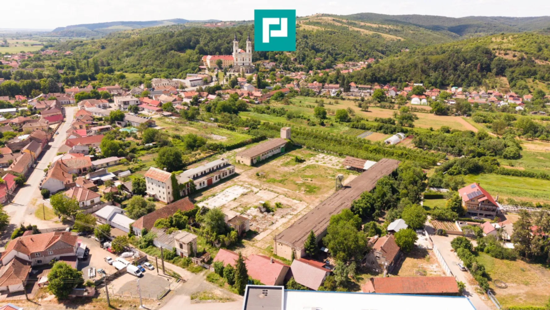 Spațiu industrial cu Teren 13.072 mp în Lipova - Spațiu industrial / depozit de vânzare | 700 mp utili | Teren 13.072 mp | Lipova, județul Arad

Disponibil spre vânzare spațiu industrial cu destinație depozitare / activități industriale, amplasat în Radna, județul Arad, pe Strada Maria Radna nr. 10, beneficiind de acces facil și suprafețe generoase, potrivite pentru multiple tipuri de activitate economică.

Proprietatea este dezvoltată pe un teren de 13.072 mp, având o suprafață utilă de aproximativ 700 mp, dispusă integral la parter, oferind funcționalitate optimă pentru activități logistice, depozitare, producție ușoară sau servicii industriale.

Caracteristici principale:
Tip proprietate: Spațiu industrial / depozit
Suprafață utilă: 700 mp
Suprafață teren: 13.072 mp
Regim de înălțime: Parter
Număr încăperi: 10 camere / spații funcționale
Destinație: Industrială
Disponibilitate: Imediată

Suprafața extinsă a terenului oferă posibilități multiple de utilizare și dezvoltare, fiind potrivită pentru:
✔ activități de depozitare și logistică
✔ producție sau procesare ușoară
✔ sediu operațional și activități comerciale conexe
✔ extindere ulterioară sau reorganizare funcțională

Poziționarea în Radna, județul Arad, oferă acces facil către principalele rute de transport și conexiuni regionale, reprezentând un avantaj pentru desfășurarea activităților industriale și logistice.

Adresă: Strada Maria Radna nr. 10, Lipova , județul Arad

Pentru informații suplimentare, documentație completă sau programarea unei vizionări, vă stăm la dispoziție.

Tudor Trașcă - Consultant imobiliar PropertyLAB
Telefon: 0730 650 235
E-mail: tudor.trasca@propertylab.ro

Dumitrita Jacot - Consultant imobiliar PropertyLAB
Telefon: 0790 474 979
E-mail: Dumitrita.jacot@propertylab.ro

Cod proprietate 3099407