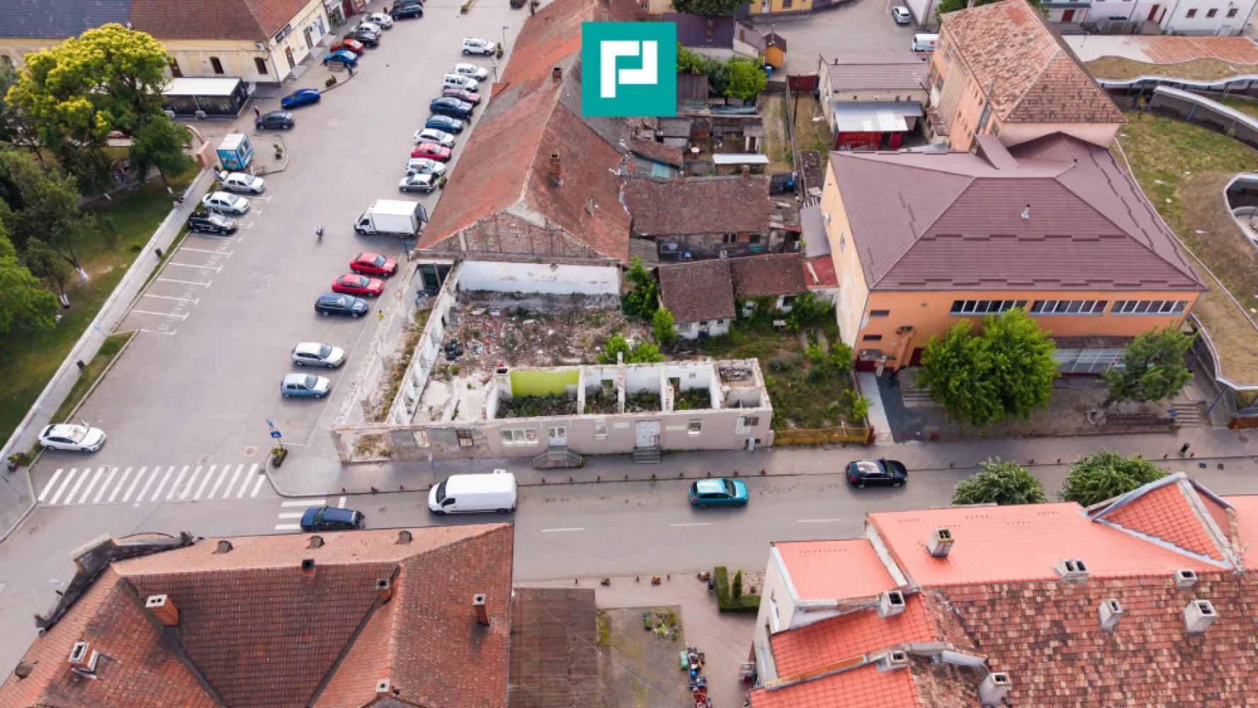 TEREN INTRAVILAN CENTRU LIPOVA 419MP - TEREN INTRAVILAN DE VÂNZARE | CENTRU LIPOVA | 419 MP | PROIECT DEFINITIVAT PENTRU CLĂDIRE NOUĂ

Adresă: Strada Piața Libertății nr. 1, Lipova

PropertyLab vă propune spre vânzare un teren intravilan excelent poziționat, în centrul orașului Lipova, pe Strada Piața Libertății nr. 1, o locație premium, cu vizibilitate foarte bună și acces facil.

Caracteristici proprietate:

▪️ Suprafață teren: 419 mp
▪️ Front stradal generos: 20 ml
▪️ Poziționare ultracentrală
▪️ Proiect definitivat pentru clădire nouă – un avantaj major pentru dezvoltare rapidă
▪️ Disponibil imediat

Puncte forte ale proprietății:
Amplasare excelentă în centrul orașului Lipova
Ideal pentru spațiu comercial, birouri, clinici, locuință premium sau investiție imobiliară
Front stradal de 20 ml, oferind acces facil și vizibilitate excelentă
Economie de timp și costuri datorită proiectului deja definitivat
Zonă cu acces rapid către principalele puncte de interes

Datorită amplasării centrale și documentației deja pregătite, această proprietate reprezintă o oportunitate excelentă pentru dezvoltatori, investitori sau antreprenori care caută un teren cu potențial ridicat.

Pentru mai multe informații și pentru programarea unei vizionări, vă rugăm să mă contactați :

Tudor Trașcă - Consultant imobiliar PropertyLAB
Tel: 0730 650 235
Email: tudor.trasca@propertylab.ro

Cod Proprietate 3099294