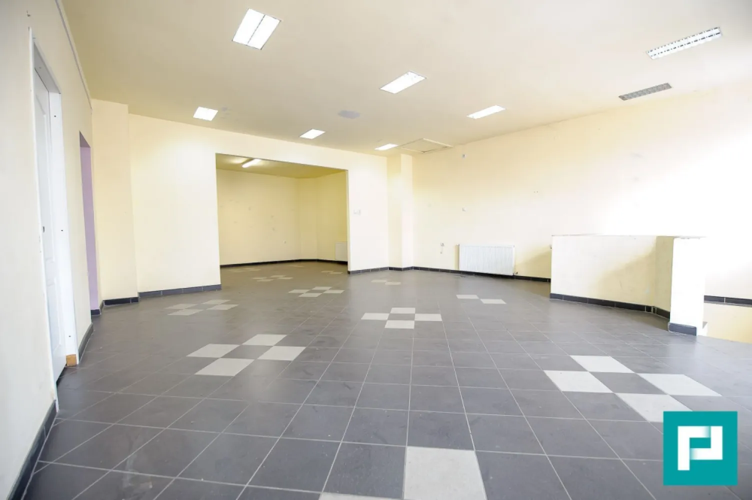 Spațiu comercial Arad, strada Dorobanților 254 mp. - Spațiu comercial de vânzare – Strada Dorobanților, vad excelent!

Oportunitate excelentă de investiție sau dezvoltare a afacerii într-una dintre cele mai circulate și vizibile zone comerciale!

Se oferă spre vânzare spațiu comercial cu suprafață generoasă de 254 mp, amplasat stradal, pe Strada Dorobanților, într-o zonă cu trafic intens auto și pietonal, ideal pentru activități comerciale și business-uri care au nevoie de expunere foarte bună.

Caracteristici principale:
Suprafață utilă: 254 mp
Amplasare stradală, cu vad comercial foarte bun
Două intrări – acces facil și posibilitate de compartimentare
Centrală termică proprie
3 bai
Zonă comercială dezvoltată și intens circulată
Vizibilitate excelentă pentru reclamă și branding
Spațiu versatil, ușor adaptabil diferitelor tipuri de activități

Ideal pentru:
showroom
supermarket / minimarket
clinică medicală sau stomatologică
farmacie
birouri
salon de înfrumusețare / barber shop
sală de fitness sau studio de pilates
restaurant / cafenea
sediu firmă
bancă sau instituție financiară
magazin de prezentare
spațiu servicii sau activități mixte

Datorită poziționării excelente și fluxului constant de persoane, proprietatea reprezintă o alegere foarte bună atât pentru utilizare proprie, cât și pentru investiție.
Pentru mai multe detalii sau programarea unei vizionări, contactați-ne!

Adina Baciș-consultant imobiliar Propertylab
 
Telefon : 0767103967

Email: adina.bacis@propertylab.ro

CP 3098213
