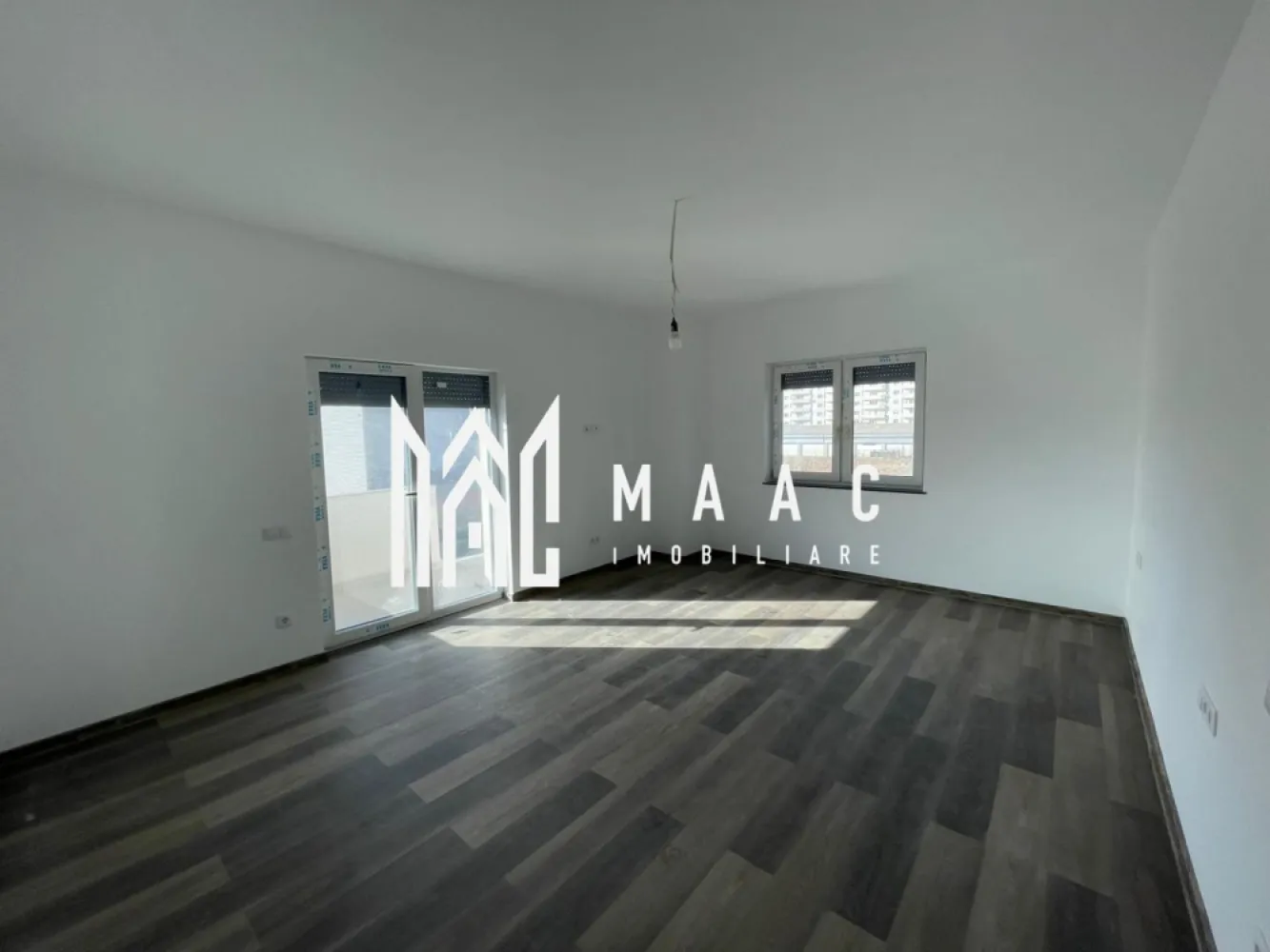 Apartament 2 camere | Etaj1 | Balcoane | Parcare | D.Stanca - MAAC Imobiliare vă prezintă spre vânzare un apartament modern cu 2 camere, situat la etajul 1, în zona Doamna Stanca.

Caracteristici:
Suprafață utilă: 61 mp, decomandat
Compartimentare: hol de intrare, bucatarie separata cu iesire pe unul din cele 2 balcoane, living cu iesire in al doilea balcon, dormitor si baie dotata cu cada si geam de aerisire.
Etaj: 1
An construcție: 2023
Bloc izolat termic, dotat cu lift.

Dotări și finisaje:
Centrală termică proprie
Încălzire prin pardoseală
Ferestre PVC cu geam termopan
Ușă metalică la intrare
Pereți finisați cu vopsea lavabilă
Jaluzele electrice

Parcare și acces:
1 loc de parcare inclus
Parcare subterană, cu acces securizat pe bază de cartelă

Avantaje:
Construcție nouă
Zonă foarte bine conectată, aproape de Dedeman, Mega Image, mijloace de transport și magazine
Ideal pentru locuit sau investiție.

Pentru mai multe detalii precizati telefonic ca ati vazut anuntul cu ID: CP2900251