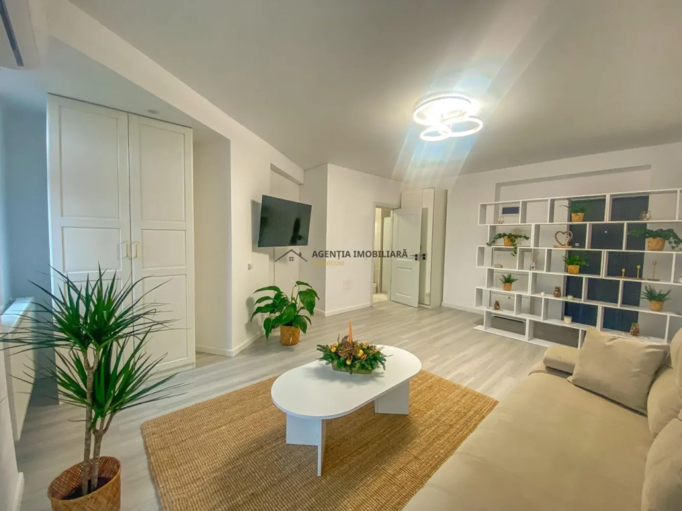 Garsoniera I Loc parcare I 0 Comision - A nu se confunda cu Militari Residence!

Închiriem o garsonieră ultramodernă, complet renovată și amenajată cu materiale de înaltă calitate, situată pe 📍‼️ strada Viitorului nr 32, Chiajna (google it) la o distanta de 2 km fata de Metrou Pacii.

Este o locuință luminoasă, spațioasă și impecabilă, ideală pentru cei care își doresc confort, liniște și un cămin nou-nouț, în care efectiv te muți doar cu hainele.

Proprietatea beneficiaza de loc de parcare!

Detalii garsonieră:

Totul este nou, de la mobilă și electrocasnice până la accesorii și finisaje

Complet mobilată și utilată – inclusiv veselă și accesorii pentru bucătărie

2 balcoane perfect utile (un atribut rar întâlnit pentru garsoniere)

Centrala termică proprie – costuri reduse, control total al temperaturii

Electrocasnice premium: frigider, plită, cuptor, hotă, TV, mașină de spălat

Baie modernă, finisaje premium

🌆 Facilități & amplasare

Acces rapid către Bd. Apusului, Militari, stații STB, centre comerciale

Aproape de Mega Image, farmacii, restaurante, sală fitness

Bloc recent, vecini civilizați, zonă în continuă dezvoltare

🎯 Avantaje cheie

Proprietate la prima închiriere

Amenajare super premium

Mobilier modern, design elegant

Oportunitate rară: 2 balcoane + totul nou

Perfectă pentru o persoană sau un cuplu

Video disponibil la cerere!