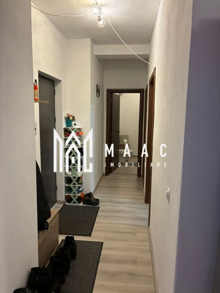 Apartament 3 camere | Etaj 2 | Balcon | Parcare | Mobilat - MAAC Imobiliare vă prezintă spre vânzare un apartament cu 3 camere, situat la etajul 2, în Șelimbăr, într-o zonă bine dezvoltată, cu acces facil către toate punctele de interes.

Caracteristici:
Apartament decomandat
Număr camere: 3
Etaj: 2 din 3
Suprafață utilă: 55 mp + balcon

Compartimentare:
Hol de acces
Living cu bucătărie open-space
2 dormitoare mobilate, dintre care unul cu ieșire pe balcon
Baie.

Dotări și finisaje:
Apartamentul se vinde complet mobilat și utilat, exact ca în poze
Bucătărie dotată cu plită, cuptor electric, hotă, mașină de spălat vase
Baie dotată cu cabină de duș și mașină de spălat rufe
Centrală termică proprie
Încălzire prin pardoseală.

Facilități și avantaje:
Loc de parcare inclus în preț
Apartament gata de mutare
Etaj intermediar
Ideal pentru familie sau investiție

Zonă și acces:
În apropiere se regăsesc magazine, școli, grădinițe, farmacii, stații de autobuz și alte facilități.

Pentru mai multe detalii precizati telefonic ca ati vazut anuntul cu ID: CP2901884