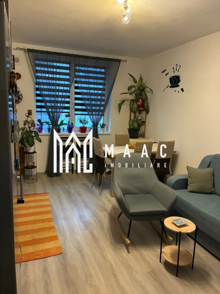 Apartament 3 camere | Etaj 2 | Balcon | Parcare | Mobilat - MAAC Imobiliare vă prezintă spre vânzare un apartament cu 3 camere, situat la etajul 2, în Șelimbăr, într-o zonă bine dezvoltată, cu acces facil către toate punctele de interes.

Caracteristici:
Apartament decomandat
Număr camere: 3
Etaj: 2 din 3
Suprafață utilă: 55 mp + balcon

Compartimentare:
Hol de acces
Living cu bucătărie open-space
2 dormitoare mobilate, dintre care unul cu ieșire pe balcon
Baie.

Dotări și finisaje:
Apartamentul se vinde complet mobilat și utilat, exact ca în poze
Bucătărie dotată cu plită, cuptor electric, hotă, mașină de spălat vase
Baie dotată cu cabină de duș și mașină de spălat rufe
Centrală termică proprie
Încălzire prin pardoseală.

Facilități și avantaje:
Loc de parcare inclus în preț
Apartament gata de mutare
Etaj intermediar
Ideal pentru familie sau investiție

Zonă și acces:
În apropiere se regăsesc magazine, școli, grădinițe, farmacii, stații de autobuz și alte facilități.

Pentru mai multe detalii precizati telefonic ca ati vazut anuntul cu ID: CP2901884