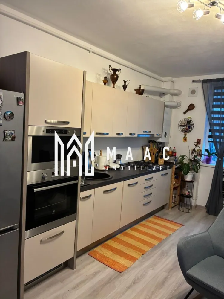 Apartament 3 camere | Etaj 2 | Balcon | Parcare | Mobilat - MAAC Imobiliare vă prezintă spre vânzare un apartament cu 3 camere, situat la etajul 2, în Șelimbăr, într-o zonă bine dezvoltată, cu acces facil către toate punctele de interes.

Caracteristici:
Apartament decomandat
Număr camere: 3
Etaj: 2 din 3
Suprafață utilă: 55 mp + balcon

Compartimentare:
Hol de acces
Living cu bucătărie open-space
2 dormitoare mobilate, dintre care unul cu ieșire pe balcon
Baie.

Dotări și finisaje:
Apartamentul se vinde complet mobilat și utilat, exact ca în poze
Bucătărie dotată cu plită, cuptor electric, hotă, mașină de spălat vase
Baie dotată cu cabină de duș și mașină de spălat rufe
Centrală termică proprie
Încălzire prin pardoseală.

Facilități și avantaje:
Loc de parcare inclus în preț
Apartament gata de mutare
Etaj intermediar
Ideal pentru familie sau investiție

Zonă și acces:
În apropiere se regăsesc magazine, școli, grădinițe, farmacii, stații de autobuz și alte facilități.

Pentru mai multe detalii precizati telefonic ca ati vazut anuntul cu ID: CP2901884