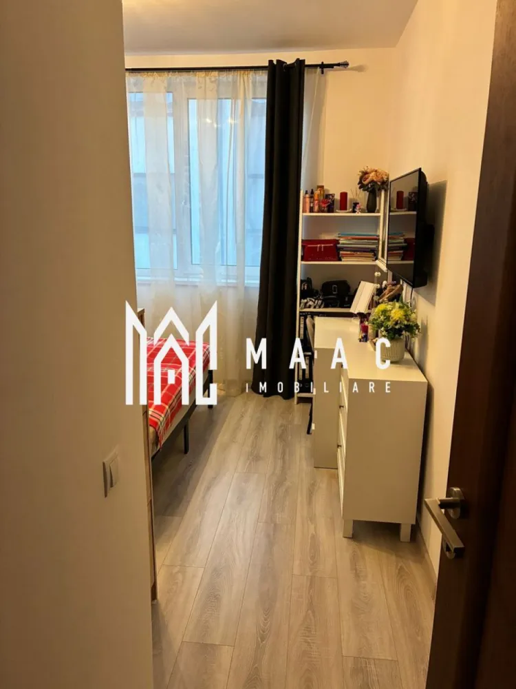 Apartament 3 camere | Etaj 2 | Balcon | Parcare | Mobilat - MAAC Imobiliare vă prezintă spre vânzare un apartament cu 3 camere, situat la etajul 2, în Șelimbăr, într-o zonă bine dezvoltată, cu acces facil către toate punctele de interes.

Caracteristici:
Apartament decomandat
Număr camere: 3
Etaj: 2 din 3
Suprafață utilă: 55 mp + balcon

Compartimentare:
Hol de acces
Living cu bucătărie open-space
2 dormitoare mobilate, dintre care unul cu ieșire pe balcon
Baie.

Dotări și finisaje:
Apartamentul se vinde complet mobilat și utilat, exact ca în poze
Bucătărie dotată cu plită, cuptor electric, hotă, mașină de spălat vase
Baie dotată cu cabină de duș și mașină de spălat rufe
Centrală termică proprie
Încălzire prin pardoseală.

Facilități și avantaje:
Loc de parcare inclus în preț
Apartament gata de mutare
Etaj intermediar
Ideal pentru familie sau investiție

Zonă și acces:
În apropiere se regăsesc magazine, școli, grădinițe, farmacii, stații de autobuz și alte facilități.

Pentru mai multe detalii precizati telefonic ca ati vazut anuntul cu ID: CP2901884