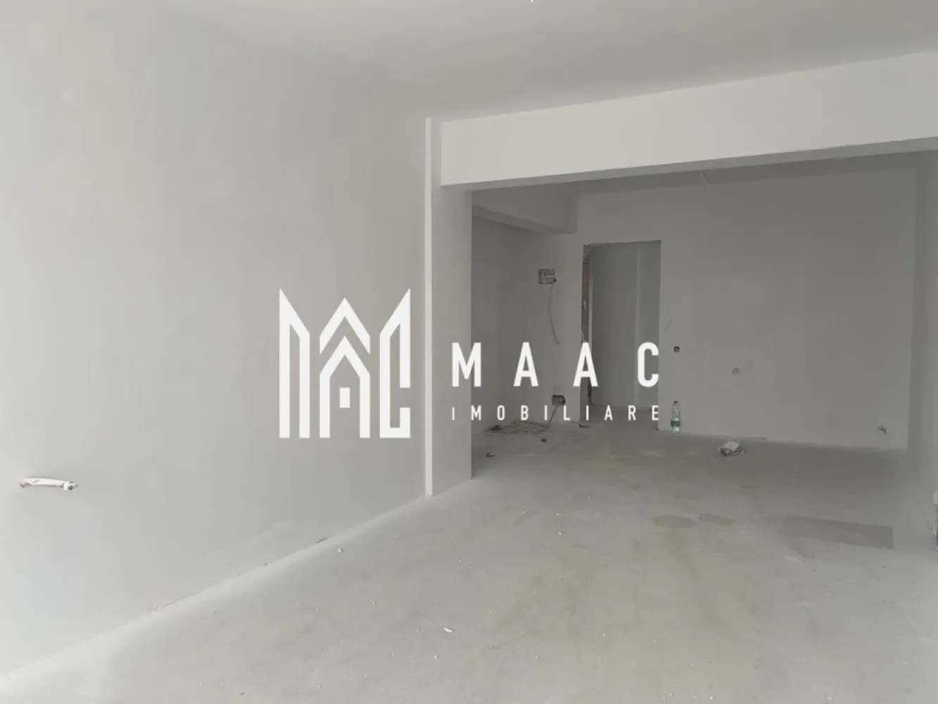 Direct dezvoltator | Apartament 2 camere | Etaj 1 | Calea Surii Mici - MAAC Imobiliare va prezinta un nou complex rezidential situat in zona Calea Surii Mici, in apropierea viitorului Spital Judetean. 

Apartamentul disponibil are o suprafata utila de 57.89 mp si un balcon de 4.76 mp, compartimentat in living generos cu bucatarie open-space de 31.18 mp, dormitor confortabil de 15.47 mp, baie moderna de 4.76 mp si hol de 1.54 mp.

Apartamentul se poate preda la stadiul de finisat la cheie astfel
- Gresie si faianta la alegerea clientului
- Obiecte sanitare la alegere
- Glafuri interior
- Parchet
- Prize si intrerupatoare
- Usi interioare
Pretul apartamentului la cheie este de 88.000 euro.

 Pentru mai multe informatii va invitam sa mentionati ID-ul anuntului: CP2067908