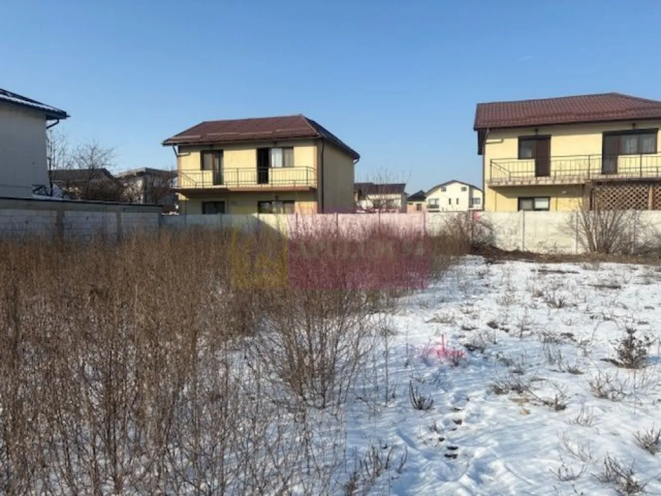 Teren Bragadiru- strada Toamnei. - Compania imobiliara Apulum 94 va propune un teren situat in Bragadiru, strada Toamnei, in apropiere de Prelungirea Ghencea. 
Terenul este situat pe un drum de servitute din strada Toamnei, are o suprafata totala de 355 mp din care 88 mp este cota din drum si raman curati 267 mp. 
Terenul sre forma patrata, avand o deschidere de 16 ml la drum.
Langa teren este curentul si gazul, iar apa si canalul sunt la straa, aproximativ 70 metri.
Zona este in continua dezvoltare, pretabila pentru constructie casa.
Pentru vizionare si mai multe detalii nu ezitati sa ma contactati pe nr 0733683446- Laura Ionescu.