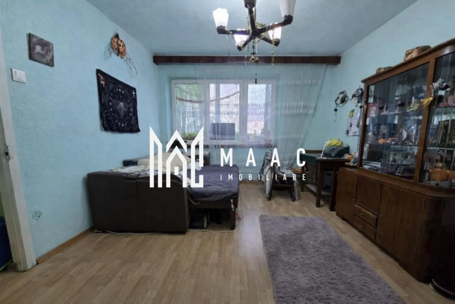 Apartament 2 camere | 44 MPU | Balcon | Terezian - MAAC Imobiliare vă propune spre vânzare un apartament cu 2 camere, zona Terezian – Sibiu

Apartamentul este semidecomandat, are o suprafață utilă de 44 mp și este situat într-o zonă liniștită, ferită de aglomerație, cu acces rapid către punctele de interes ale orașului. Proprietatea este pretabilă atât pentru locuit, cât și pentru investiție sigură.

Compartimentare:

Hol de acces
Bucătărie cu ieșire în balcon
Debara
Living
Hol intermediar
Dressing
Baie cu geam pentru aerisire
Dotări și finisaje:
Ușă de intrare metalică
Uși interioare celulare
Tâmplărie PVC cu geam termopan
Pereți finisați cu vopsea lavabilă și faianță
Pardoseli din parchet și gresie
Utilități și facilități:
Apartament complet mobilat și utilat
Bucătărie mobilată și echipată
Centrală termică proprie nouă și calorifere
Contorizare separată: apă, gaz, curent electric
Bloc izolat termic, prevăzut cu interfon și acoperiș
Acces la internet prin fibră optică și CATV
Locuri de parcare disponibile pentru vizitatori
Electrocasnice incluse:
Aragaz
Mașină de spălat rufe
Frigider cu congelator
Cuptor cu microunde
TV

 Avantaje zonă:
Zona Terezian oferă acces facil la magazine, școli, transport în comun și alte puncte de interes, fiind o alegere bună pentru închiriere sau locuire pe termen lung.

Pentru mai multe detalii precizati telefonic ca ati vazut anuntul cu ID: CP2902873