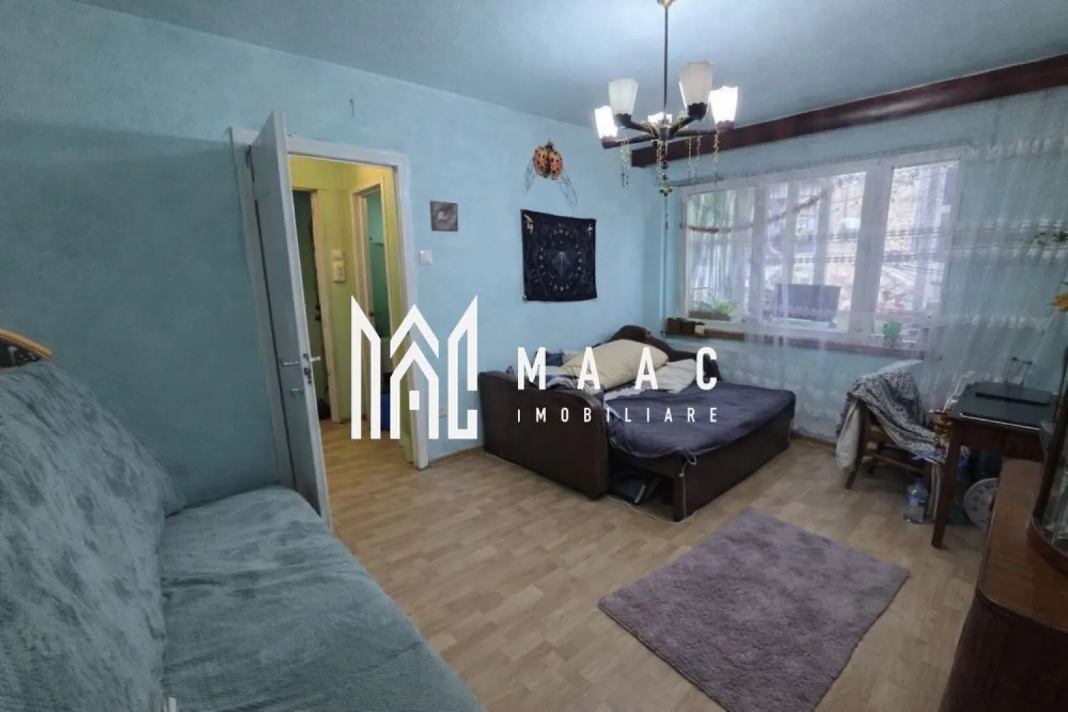 Apartament 2 camere | 44 MPU | Balcon | Terezian - MAAC Imobiliare vă propune spre vânzare un apartament cu 2 camere, zona Terezian – Sibiu

Apartamentul este semidecomandat, are o suprafață utilă de 44 mp și este situat într-o zonă liniștită, ferită de aglomerație, cu acces rapid către punctele de interes ale orașului. Proprietatea este pretabilă atât pentru locuit, cât și pentru investiție sigură.

Compartimentare:

Hol de acces
Bucătărie cu ieșire în balcon
Debara
Living
Hol intermediar
Dressing
Baie cu geam pentru aerisire
Dotări și finisaje:
Ușă de intrare metalică
Uși interioare celulare
Tâmplărie PVC cu geam termopan
Pereți finisați cu vopsea lavabilă și faianță
Pardoseli din parchet și gresie
Utilități și facilități:
Apartament complet mobilat și utilat
Bucătărie mobilată și echipată
Centrală termică proprie nouă și calorifere
Contorizare separată: apă, gaz, curent electric
Bloc izolat termic, prevăzut cu interfon și acoperiș
Acces la internet prin fibră optică și CATV
Locuri de parcare disponibile pentru vizitatori
Electrocasnice incluse:
Aragaz
Mașină de spălat rufe
Frigider cu congelator
Cuptor cu microunde
TV

 Avantaje zonă:
Zona Terezian oferă acces facil la magazine, școli, transport în comun și alte puncte de interes, fiind o alegere bună pentru închiriere sau locuire pe termen lung.

Pentru mai multe detalii precizati telefonic ca ati vazut anuntul cu ID: CP2902873