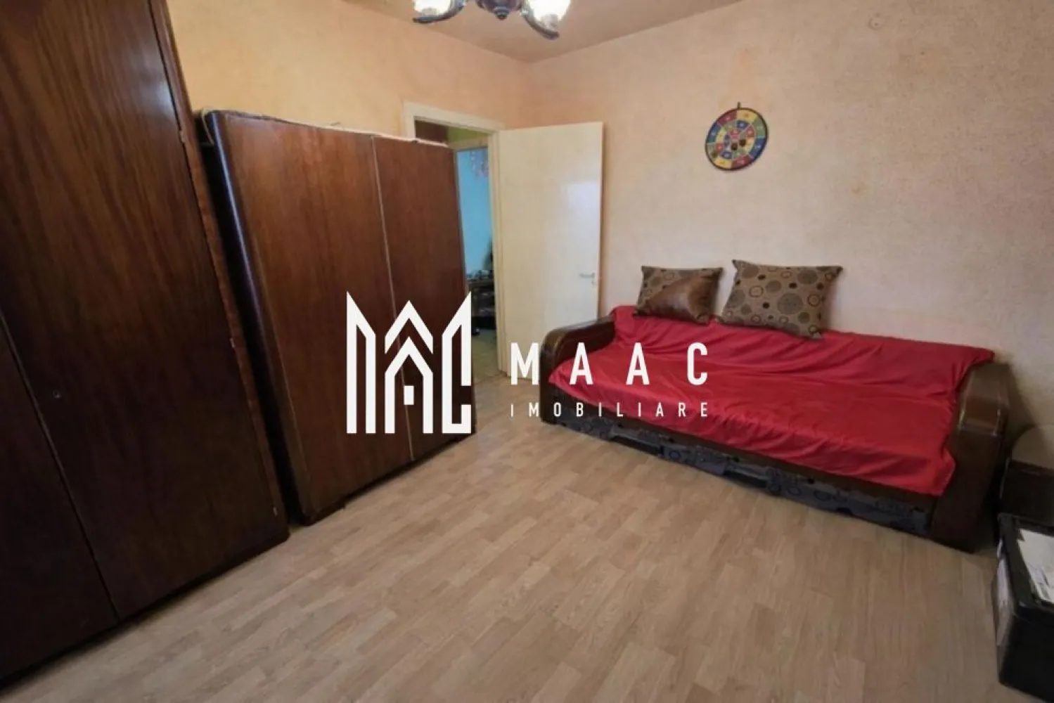 Apartament 2 camere | 44 MPU | Balcon | Terezian - MAAC Imobiliare vă propune spre vânzare un apartament cu 2 camere, zona Terezian – Sibiu

Apartamentul este semidecomandat, are o suprafață utilă de 44 mp și este situat într-o zonă liniștită, ferită de aglomerație, cu acces rapid către punctele de interes ale orașului. Proprietatea este pretabilă atât pentru locuit, cât și pentru investiție sigură.

Compartimentare:

Hol de acces
Bucătărie cu ieșire în balcon
Debara
Living
Hol intermediar
Dressing
Baie cu geam pentru aerisire
Dotări și finisaje:
Ușă de intrare metalică
Uși interioare celulare
Tâmplărie PVC cu geam termopan
Pereți finisați cu vopsea lavabilă și faianță
Pardoseli din parchet și gresie
Utilități și facilități:
Apartament complet mobilat și utilat
Bucătărie mobilată și echipată
Centrală termică proprie nouă și calorifere
Contorizare separată: apă, gaz, curent electric
Bloc izolat termic, prevăzut cu interfon și acoperiș
Acces la internet prin fibră optică și CATV
Locuri de parcare disponibile pentru vizitatori
Electrocasnice incluse:
Aragaz
Mașină de spălat rufe
Frigider cu congelator
Cuptor cu microunde
TV

 Avantaje zonă:
Zona Terezian oferă acces facil la magazine, școli, transport în comun și alte puncte de interes, fiind o alegere bună pentru închiriere sau locuire pe termen lung.

Pentru mai multe detalii precizati telefonic ca ati vazut anuntul cu ID: CP2902873