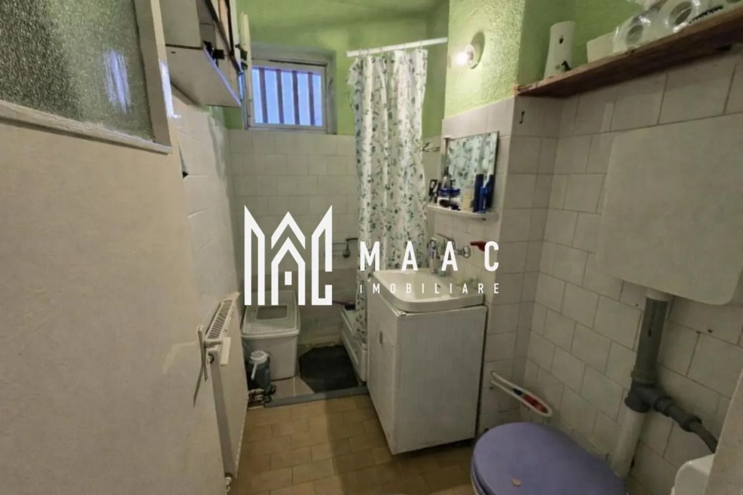 Apartament 2 camere | 44 MPU | Balcon | Terezian - MAAC Imobiliare vă propune spre vânzare un apartament cu 2 camere, zona Terezian – Sibiu

Apartamentul este semidecomandat, are o suprafață utilă de 44 mp și este situat într-o zonă liniștită, ferită de aglomerație, cu acces rapid către punctele de interes ale orașului. Proprietatea este pretabilă atât pentru locuit, cât și pentru investiție sigură.

Compartimentare:

Hol de acces
Bucătărie cu ieșire în balcon
Debara
Living
Hol intermediar
Dressing
Baie cu geam pentru aerisire
Dotări și finisaje:
Ușă de intrare metalică
Uși interioare celulare
Tâmplărie PVC cu geam termopan
Pereți finisați cu vopsea lavabilă și faianță
Pardoseli din parchet și gresie
Utilități și facilități:
Apartament complet mobilat și utilat
Bucătărie mobilată și echipată
Centrală termică proprie nouă și calorifere
Contorizare separată: apă, gaz, curent electric
Bloc izolat termic, prevăzut cu interfon și acoperiș
Acces la internet prin fibră optică și CATV
Locuri de parcare disponibile pentru vizitatori
Electrocasnice incluse:
Aragaz
Mașină de spălat rufe
Frigider cu congelator
Cuptor cu microunde
TV

 Avantaje zonă:
Zona Terezian oferă acces facil la magazine, școli, transport în comun și alte puncte de interes, fiind o alegere bună pentru închiriere sau locuire pe termen lung.

Pentru mai multe detalii precizati telefonic ca ati vazut anuntul cu ID: CP2902873