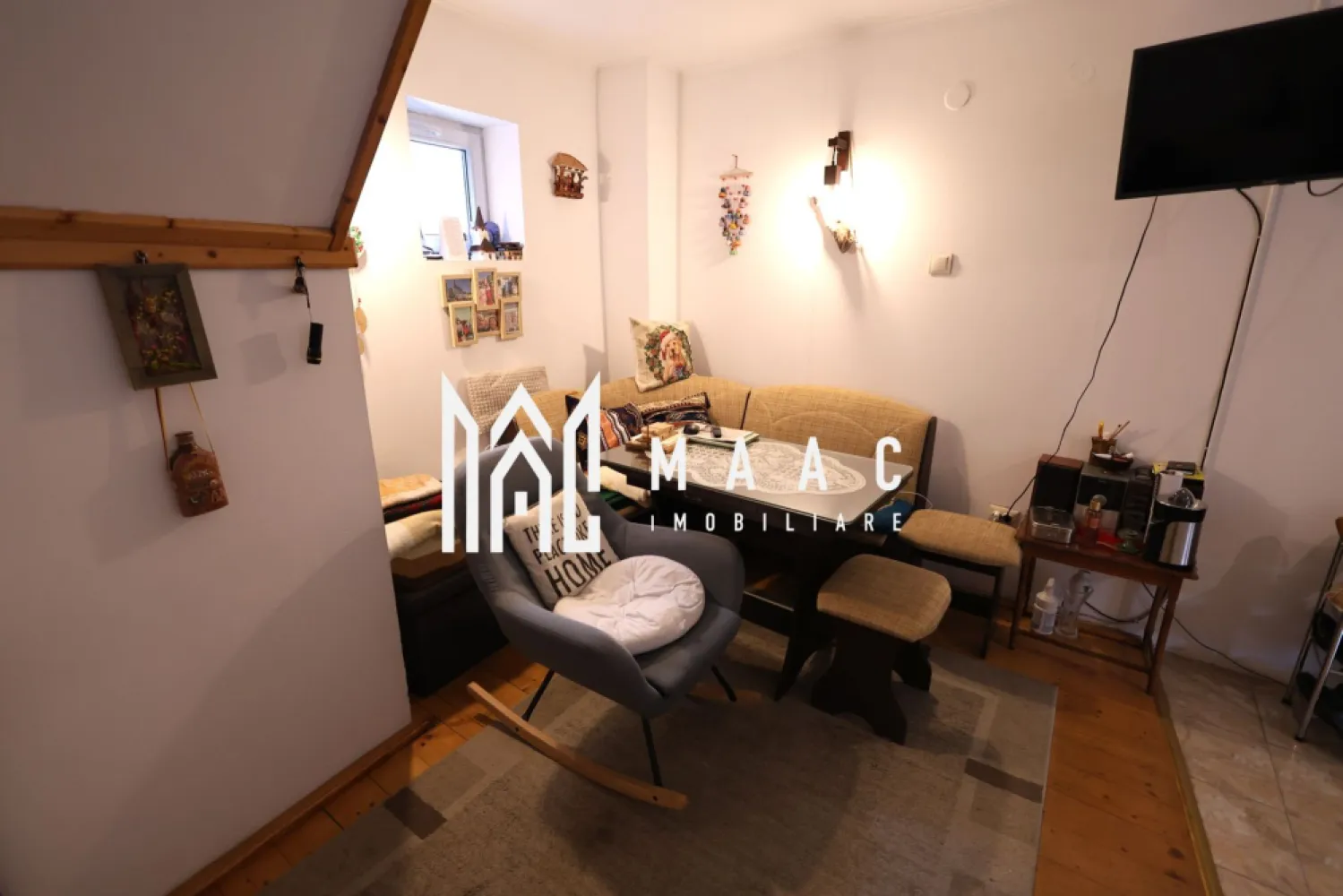 Casa 4 camere I Garaj I Pivnita I Zona Promenada Mall - MAAC Imobiliare vă propune spre vânzare o proprietate individuală situată în cartierul Lazaret din Sibiu, amplasată pe o stradă liniștită, într-o zonă de case, aproape de centrele comerciale de la Balanța și de Promenada Mall.

Proprietatea este alcătuită din două corpuri de clădire, curte individuală cu acces auto, filigorie, garaj și pivniță, oferind spațiu și funcționalitate pentru locuire sau pentru activități investiționale.

Imobilul principal, construit în anii ’50, cu parter înalt, este solid și bine compartimentat, având următoarea structură:
-living cu ieșire în balcon și vedere spre curtea interioară
-bucătărie închisă
-cămară cu aerisire
-2 dormitoare cu vedere la stradă
-baie cu vană
-spațiu pentru mașină de spălat rufe
-hol de acces ce decomandează toate încăperile
-ușă dublă de acces din lemn

Al doilea corp de clădire, construit în anul 2011, este mai modern și este compartimentat astfel:
-parter: bucătărie deschisă și zonă de dining
-etaj: dormitor și baie cu cabină de duș și geam de aerisire

Proprietatea este solidă și bine întreținută, partea mai veche fiind parțial renovată. Între niveluri există placă de beton, iar pivnița este uscată și aerisită. Garajul este spațios, iar curtea este pavată și include o filigorie amenajată.

Încălzirea se realizează prin două centrale termice pe gaz, fiecare aferentă unuia dintre corpuri, cu distribuție prin calorifere. În living se află și o sobă decorativă conectată la gaz.

Proprietatea are un potențial ridicat atât pentru locuire, cât și pentru investiție, putând fi utilizată, după modernizare, în regim hotelier sau pentru închiriere pe termen lung.

Pentru mai multe detalii, vă rugăm să menționați telefonic că ați văzut anunțul cu CP2894033.