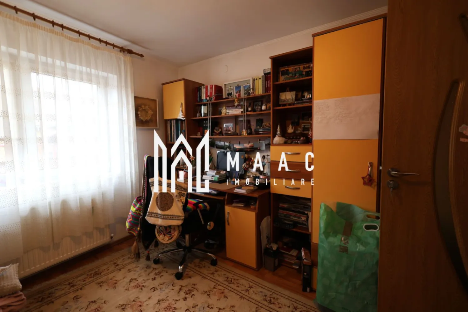 Casa 4 camere I Garaj I Pivnita I Zona Promenada Mall - MAAC Imobiliare vă propune spre vânzare o proprietate individuală situată în cartierul Lazaret din Sibiu, amplasată pe o stradă liniștită, într-o zonă de case, aproape de centrele comerciale de la Balanța și de Promenada Mall.

Proprietatea este alcătuită din două corpuri de clădire, curte individuală cu acces auto, filigorie, garaj și pivniță, oferind spațiu și funcționalitate pentru locuire sau pentru activități investiționale.

Imobilul principal, construit în anii ’50, cu parter înalt, este solid și bine compartimentat, având următoarea structură:
-living cu ieșire în balcon și vedere spre curtea interioară
-bucătărie închisă
-cămară cu aerisire
-2 dormitoare cu vedere la stradă
-baie cu vană
-spațiu pentru mașină de spălat rufe
-hol de acces ce decomandează toate încăperile
-ușă dublă de acces din lemn

Al doilea corp de clădire, construit în anul 2011, este mai modern și este compartimentat astfel:
-parter: bucătărie deschisă și zonă de dining
-etaj: dormitor și baie cu cabină de duș și geam de aerisire

Proprietatea este solidă și bine întreținută, partea mai veche fiind parțial renovată. Între niveluri există placă de beton, iar pivnița este uscată și aerisită. Garajul este spațios, iar curtea este pavată și include o filigorie amenajată.

Încălzirea se realizează prin două centrale termice pe gaz, fiecare aferentă unuia dintre corpuri, cu distribuție prin calorifere. În living se află și o sobă decorativă conectată la gaz.

Proprietatea are un potențial ridicat atât pentru locuire, cât și pentru investiție, putând fi utilizată, după modernizare, în regim hotelier sau pentru închiriere pe termen lung.

Pentru mai multe detalii, vă rugăm să menționați telefonic că ați văzut anunțul cu CP2894033.