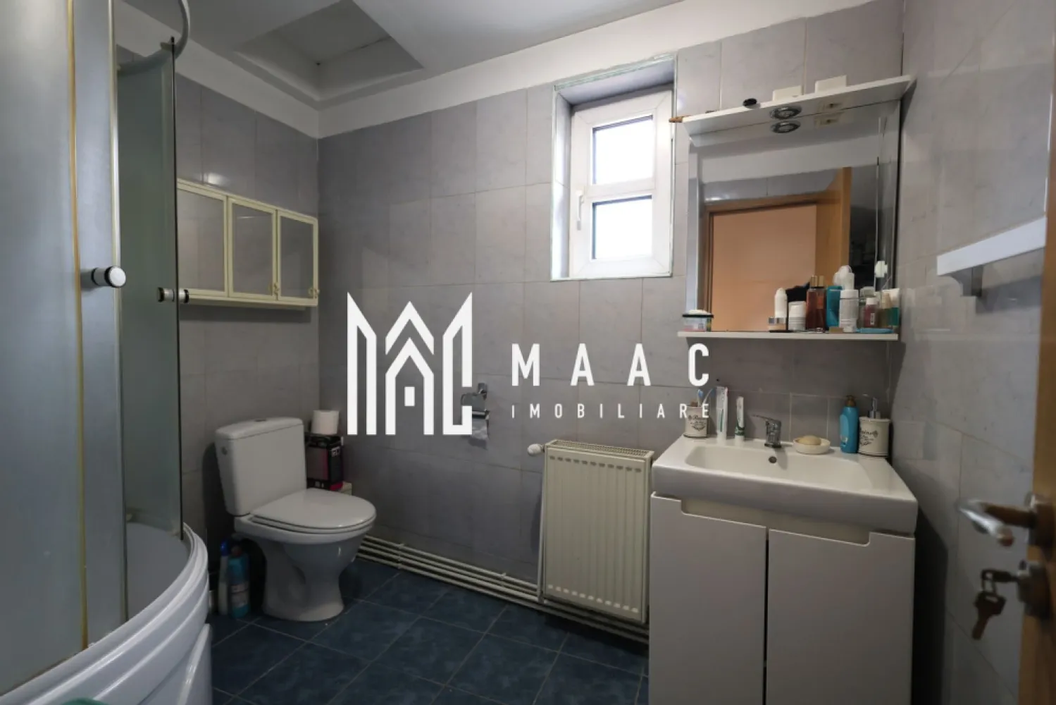 Casa 4 camere I Garaj I Pivnita I Zona Promenada Mall - MAAC Imobiliare vă propune spre vânzare o proprietate individuală situată în cartierul Lazaret din Sibiu, amplasată pe o stradă liniștită, într-o zonă de case, aproape de centrele comerciale de la Balanța și de Promenada Mall.

Proprietatea este alcătuită din două corpuri de clădire, curte individuală cu acces auto, filigorie, garaj și pivniță, oferind spațiu și funcționalitate pentru locuire sau pentru activități investiționale.

Imobilul principal, construit în anii ’50, cu parter înalt, este solid și bine compartimentat, având următoarea structură:
-living cu ieșire în balcon și vedere spre curtea interioară
-bucătărie închisă
-cămară cu aerisire
-2 dormitoare cu vedere la stradă
-baie cu vană
-spațiu pentru mașină de spălat rufe
-hol de acces ce decomandează toate încăperile
-ușă dublă de acces din lemn

Al doilea corp de clădire, construit în anul 2011, este mai modern și este compartimentat astfel:
-parter: bucătărie deschisă și zonă de dining
-etaj: dormitor și baie cu cabină de duș și geam de aerisire

Proprietatea este solidă și bine întreținută, partea mai veche fiind parțial renovată. Între niveluri există placă de beton, iar pivnița este uscată și aerisită. Garajul este spațios, iar curtea este pavată și include o filigorie amenajată.

Încălzirea se realizează prin două centrale termice pe gaz, fiecare aferentă unuia dintre corpuri, cu distribuție prin calorifere. În living se află și o sobă decorativă conectată la gaz.

Proprietatea are un potențial ridicat atât pentru locuire, cât și pentru investiție, putând fi utilizată, după modernizare, în regim hotelier sau pentru închiriere pe termen lung.

Pentru mai multe detalii, vă rugăm să menționați telefonic că ați văzut anunțul cu CP2894033.