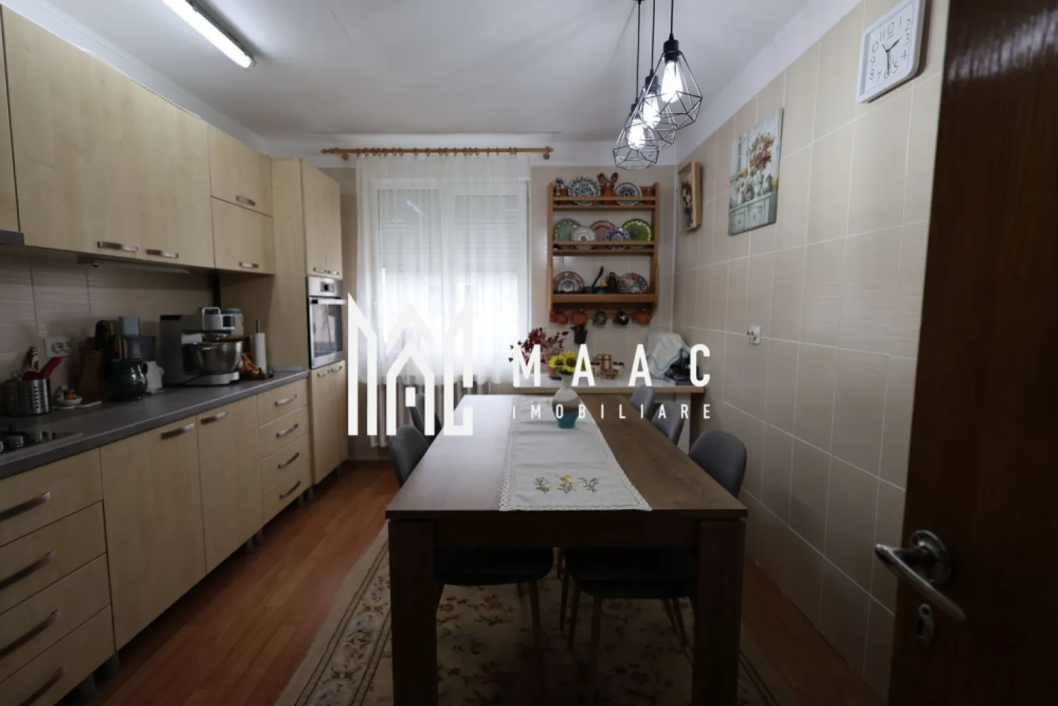 Casa 4 camere I Garaj I Pivnita I Zona Promenada Mall - MAAC Imobiliare vă propune spre vânzare o proprietate individuală situată în cartierul Lazaret din Sibiu, amplasată pe o stradă liniștită, într-o zonă de case, aproape de centrele comerciale de la Balanța și de Promenada Mall.

Proprietatea este alcătuită din două corpuri de clădire, curte individuală cu acces auto, filigorie, garaj și pivniță, oferind spațiu și funcționalitate pentru locuire sau pentru activități investiționale.

Imobilul principal, construit în anii ’50, cu parter înalt, este solid și bine compartimentat, având următoarea structură:
-living cu ieșire în balcon și vedere spre curtea interioară
-bucătărie închisă
-cămară cu aerisire
-2 dormitoare cu vedere la stradă
-baie cu vană
-spațiu pentru mașină de spălat rufe
-hol de acces ce decomandează toate încăperile
-ușă dublă de acces din lemn

Al doilea corp de clădire, construit în anul 2011, este mai modern și este compartimentat astfel:
-parter: bucătărie deschisă și zonă de dining
-etaj: dormitor și baie cu cabină de duș și geam de aerisire

Proprietatea este solidă și bine întreținută, partea mai veche fiind parțial renovată. Între niveluri există placă de beton, iar pivnița este uscată și aerisită. Garajul este spațios, iar curtea este pavată și include o filigorie amenajată.

Încălzirea se realizează prin două centrale termice pe gaz, fiecare aferentă unuia dintre corpuri, cu distribuție prin calorifere. În living se află și o sobă decorativă conectată la gaz.

Proprietatea are un potențial ridicat atât pentru locuire, cât și pentru investiție, putând fi utilizată, după modernizare, în regim hotelier sau pentru închiriere pe termen lung.

Pentru mai multe detalii, vă rugăm să menționați telefonic că ați văzut anunțul cu CP2894033.