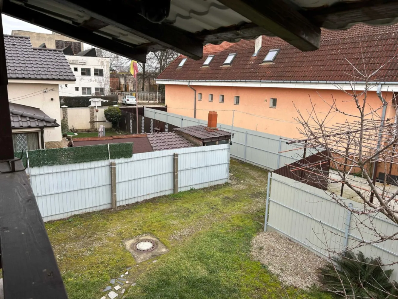 BRASADAS vinde casa cu 4 cam 5.7 ari in zona BURDEA. - Agenția imobiliara BRASADAS vinde casa din caramida plina construita in anul 2005. 
Casa este amplasata pe un teren de 570 mp si are o suprafata utila de 79 de mp cu garaj de 17mp si o anexa de 10 mp.

Casa este compusa din 3 dormitoare din care:
-1 dormitor , o baie si bucataria la parter
- la etaj 2 dormitoare

Casa dispune de o terasa amenajata cu loc de gratar, de un garaj si un beci.
Locatia este intr-o zona linistita din Satu Mare, ferita de zgomotul orasului, la circa 5 minute de mers pe jos pana la Mall-ul Shopping City Satu Mare.

 Casa dispune de toate utilitățile! 
Centrala termica pe gaz+centrala termica pe lemne, apa curenta, canalizare!
Se vinde complet mobilata si utilata.

www.brasadas.com.