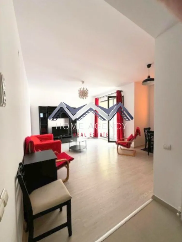 Apartament 2 camere Otopeni | mobilat, utilat, parcare | bloc cu lift - Vă propunem, spre vânzare, un apartament cu 2 camere, situat într-un imobil nou (2015), cu regim de înălțime D+P+4, dotat cu lift și poziționat într-o zonă centrală și extrem de accesibilă din Otopeni. Proprietatea se remarcă prin compartimentarea inteligentă și luminozitatea naturală ce conferă confort și funcționalitate la cele mai înalte standarde.

Zona de zi este spațioasă și primitoare, fiind concepută sub forma unui living cu bucătărie open-space, care poate fi închisă, în funcție de preferințele viitorului proprietar. Din living se face accesul către balconul deschis, cu o suprafață de 3,58 mp – un loc ideal pentru relaxare sau pentru a savura cafeaua de dimineață în aer liber.

Dormitorul este generos și bine proporționat, oferind spațiu suficient pentru mobilier și un ambient liniștit, perfect pentru odihnă. Baia este dotată cu cadă și beneficiază de geam pentru lumină naturală și ventilație, un detaliu care adaugă un plus de confort și rafinament.

Apartamentul se vinde complet mobilat și utilat, dispunând de centrală termică proprie, mobilier modern în living și dormitor, precum și toate dotările necesare pentru mutare imediată.

Un alt avantaj important îl reprezintă locul de parcare inclus în preț.

Localizarea este unul dintre punctele forte ale proprietății. Imobilul se află în noul centru al orașului Otopeni, într-o zonă liniștită, dar cu acces facil către toate punctele de interes: supermarketuri (Penny la 2 minute de mers pe jos), restaurante, piață, instituții de învățământ și zone comerciale. Transportul public este la îndemână – o stație de autobuz se află chiar în fața blocului, asigurând conexiune rapidă cu restul orașului și cu Bucureștiul.

Acest apartament este alegerea ideală pentru cei care își doresc un spațiu modern, complet echipat, într-o locație excelentă, dar și pentru investitori care caută o proprietate cu randament bun la închiriere (minim 450 euro/luna pe termen lung).

📞 Contactează-ne chiar astăzi pentru mai multe detalii și pentru a programa o vizionare alături de echipa noastră de vânzări!