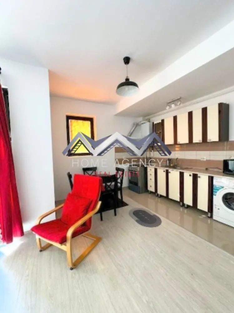 Apartament 2 camere Otopeni | mobilat, utilat, parcare | bloc cu lift - Vă propunem, spre vânzare, un apartament cu 2 camere, situat într-un imobil nou (2015), cu regim de înălțime D+P+4, dotat cu lift și poziționat într-o zonă centrală și extrem de accesibilă din Otopeni. Proprietatea se remarcă prin compartimentarea inteligentă și luminozitatea naturală ce conferă confort și funcționalitate la cele mai înalte standarde.

Zona de zi este spațioasă și primitoare, fiind concepută sub forma unui living cu bucătărie open-space, care poate fi închisă, în funcție de preferințele viitorului proprietar. Din living se face accesul către balconul deschis, cu o suprafață de 3,58 mp – un loc ideal pentru relaxare sau pentru a savura cafeaua de dimineață în aer liber.

Dormitorul este generos și bine proporționat, oferind spațiu suficient pentru mobilier și un ambient liniștit, perfect pentru odihnă. Baia este dotată cu cadă și beneficiază de geam pentru lumină naturală și ventilație, un detaliu care adaugă un plus de confort și rafinament.

Apartamentul se vinde complet mobilat și utilat, dispunând de centrală termică proprie, mobilier modern în living și dormitor, precum și toate dotările necesare pentru mutare imediată.

Un alt avantaj important îl reprezintă locul de parcare inclus în preț.

Localizarea este unul dintre punctele forte ale proprietății. Imobilul se află în noul centru al orașului Otopeni, într-o zonă liniștită, dar cu acces facil către toate punctele de interes: supermarketuri (Penny la 2 minute de mers pe jos), restaurante, piață, instituții de învățământ și zone comerciale. Transportul public este la îndemână – o stație de autobuz se află chiar în fața blocului, asigurând conexiune rapidă cu restul orașului și cu Bucureștiul.

Acest apartament este alegerea ideală pentru cei care își doresc un spațiu modern, complet echipat, într-o locație excelentă, dar și pentru investitori care caută o proprietate cu randament bun la închiriere (minim 450 euro/luna pe termen lung).

📞 Contactează-ne chiar astăzi pentru mai multe detalii și pentru a programa o vizionare alături de echipa noastră de vânzări!