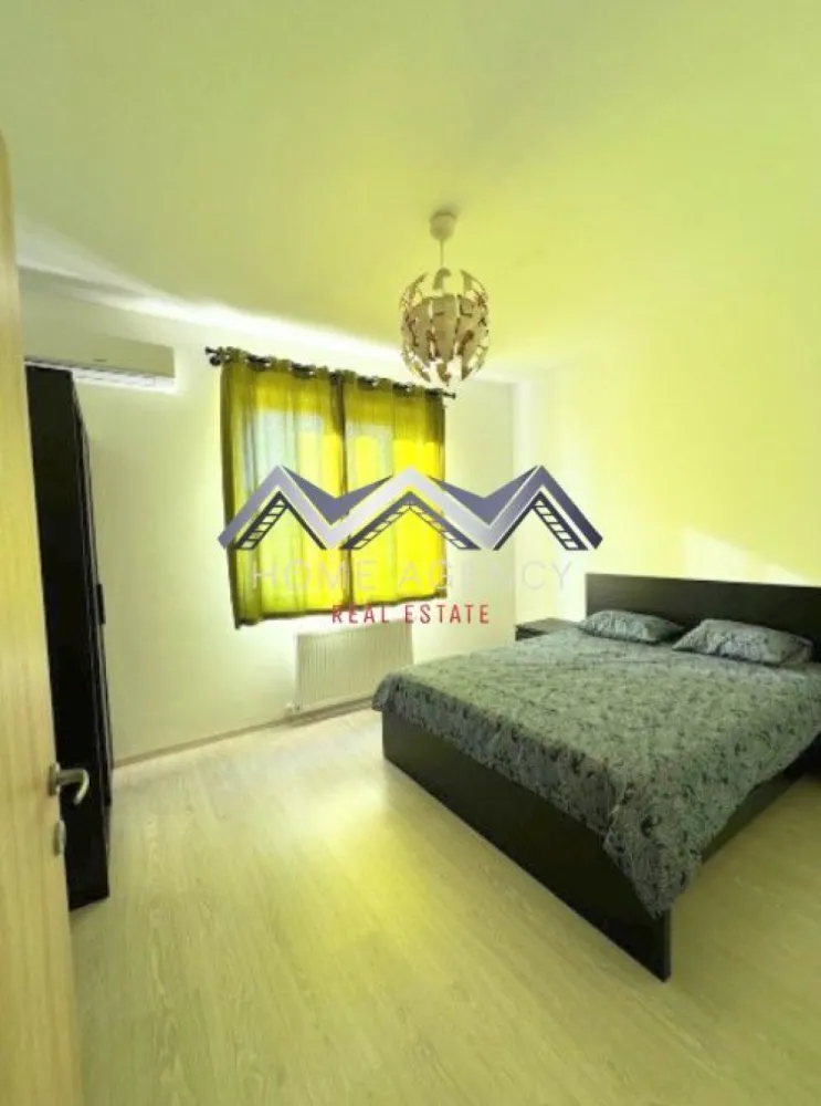 Apartament 2 camere Otopeni | mobilat, utilat, parcare | bloc cu lift - Vă propunem, spre vânzare, un apartament cu 2 camere, situat într-un imobil nou (2015), cu regim de înălțime D+P+4, dotat cu lift și poziționat într-o zonă centrală și extrem de accesibilă din Otopeni. Proprietatea se remarcă prin compartimentarea inteligentă și luminozitatea naturală ce conferă confort și funcționalitate la cele mai înalte standarde.

Zona de zi este spațioasă și primitoare, fiind concepută sub forma unui living cu bucătărie open-space, care poate fi închisă, în funcție de preferințele viitorului proprietar. Din living se face accesul către balconul deschis, cu o suprafață de 3,58 mp – un loc ideal pentru relaxare sau pentru a savura cafeaua de dimineață în aer liber.

Dormitorul este generos și bine proporționat, oferind spațiu suficient pentru mobilier și un ambient liniștit, perfect pentru odihnă. Baia este dotată cu cadă și beneficiază de geam pentru lumină naturală și ventilație, un detaliu care adaugă un plus de confort și rafinament.

Apartamentul se vinde complet mobilat și utilat, dispunând de centrală termică proprie, mobilier modern în living și dormitor, precum și toate dotările necesare pentru mutare imediată.

Un alt avantaj important îl reprezintă locul de parcare inclus în preț.

Localizarea este unul dintre punctele forte ale proprietății. Imobilul se află în noul centru al orașului Otopeni, într-o zonă liniștită, dar cu acces facil către toate punctele de interes: supermarketuri (Penny la 2 minute de mers pe jos), restaurante, piață, instituții de învățământ și zone comerciale. Transportul public este la îndemână – o stație de autobuz se află chiar în fața blocului, asigurând conexiune rapidă cu restul orașului și cu Bucureștiul.

Acest apartament este alegerea ideală pentru cei care își doresc un spațiu modern, complet echipat, într-o locație excelentă, dar și pentru investitori care caută o proprietate cu randament bun la închiriere (minim 450 euro/luna pe termen lung).

📞 Contactează-ne chiar astăzi pentru mai multe detalii și pentru a programa o vizionare alături de echipa noastră de vânzări!