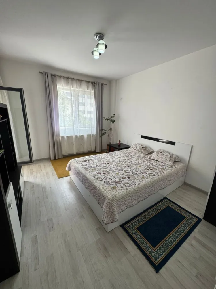 Garsoniera decomandata - Militari Residence - AGENTIE IMOBILIARA - COMISION 50%

Garsonieră de închiriat în Militari Residence 

Vă propunem spre închiriere o garsonieră situată în cartierul Militari Residence, o zonă în continuă dezvoltare, apreciată pentru accesibilitate și facilități.

Locuința este ideală pentru o persoană sau un cuplu, oferind un spațiu bine compartimentat, luminos și confortabil. Garsoniera dispune de toate utilitățile necesare pentru un trai modern, fiind pregătită pentru mutare imediată.

În apropiere regăsiți magazine, supermarketuri, restaurante, farmacii, dar și acces facil către mijloacele de transport în comun, ceea ce face deplasarea rapidă către orice zonă a orașului.

Închirierea se realizează prin intermediul unei agenții imobiliare, iar la semnarea contractului se percepe un comision de 50% din valoarea primei chirii.

Pentru mai multe detalii și programarea unei vizionări, nu ezitați să ne contactați.
