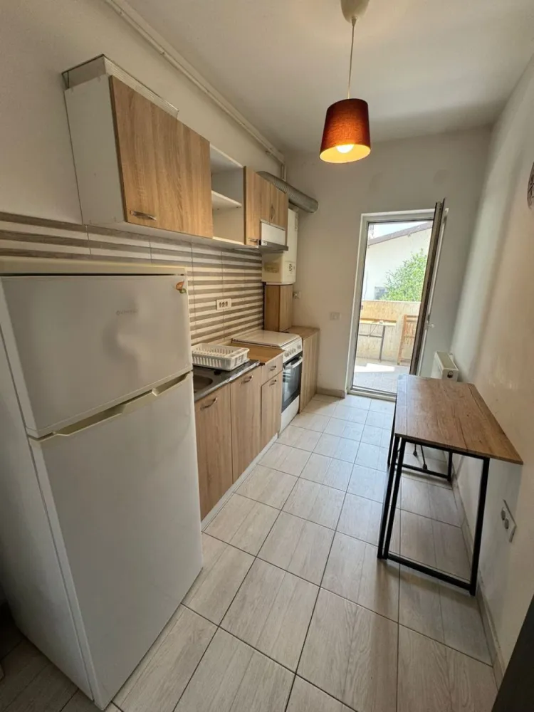 Garsoniera decomandata - Militari Residence - AGENTIE IMOBILIARA - COMISION 50%

Garsonieră de închiriat în Militari Residence 

Vă propunem spre închiriere o garsonieră situată în cartierul Militari Residence, o zonă în continuă dezvoltare, apreciată pentru accesibilitate și facilități.

Locuința este ideală pentru o persoană sau un cuplu, oferind un spațiu bine compartimentat, luminos și confortabil. Garsoniera dispune de toate utilitățile necesare pentru un trai modern, fiind pregătită pentru mutare imediată.

În apropiere regăsiți magazine, supermarketuri, restaurante, farmacii, dar și acces facil către mijloacele de transport în comun, ceea ce face deplasarea rapidă către orice zonă a orașului.

Închirierea se realizează prin intermediul unei agenții imobiliare, iar la semnarea contractului se percepe un comision de 50% din valoarea primei chirii.

Pentru mai multe detalii și programarea unei vizionări, nu ezitați să ne contactați.