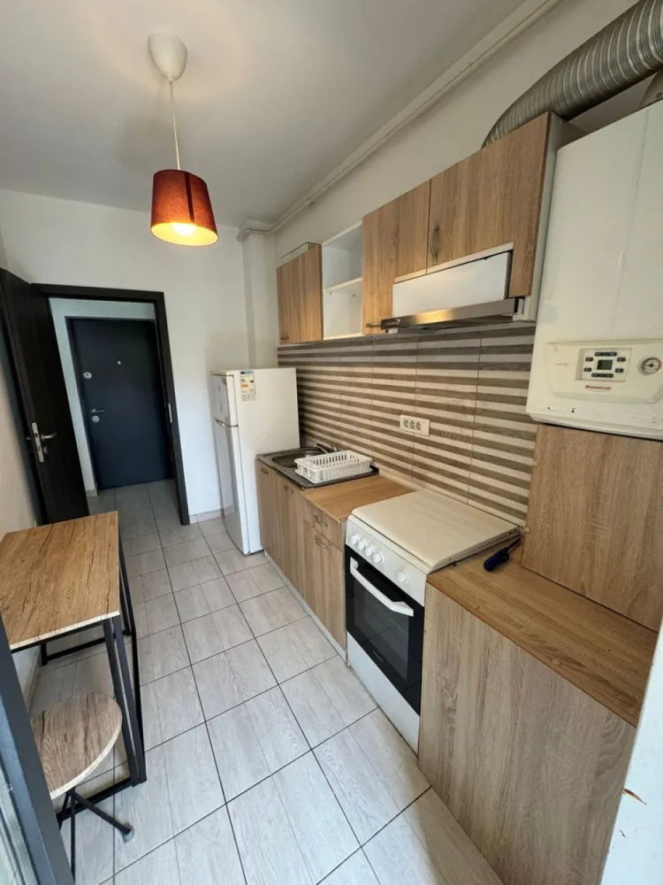 Garsoniera decomandata - Militari Residence - AGENTIE IMOBILIARA - COMISION 50%

Garsonieră de închiriat în Militari Residence 

Vă propunem spre închiriere o garsonieră situată în cartierul Militari Residence, o zonă în continuă dezvoltare, apreciată pentru accesibilitate și facilități.

Locuința este ideală pentru o persoană sau un cuplu, oferind un spațiu bine compartimentat, luminos și confortabil. Garsoniera dispune de toate utilitățile necesare pentru un trai modern, fiind pregătită pentru mutare imediată.

În apropiere regăsiți magazine, supermarketuri, restaurante, farmacii, dar și acces facil către mijloacele de transport în comun, ceea ce face deplasarea rapidă către orice zonă a orașului.

Închirierea se realizează prin intermediul unei agenții imobiliare, iar la semnarea contractului se percepe un comision de 50% din valoarea primei chirii.

Pentru mai multe detalii și programarea unei vizionări, nu ezitați să ne contactați.