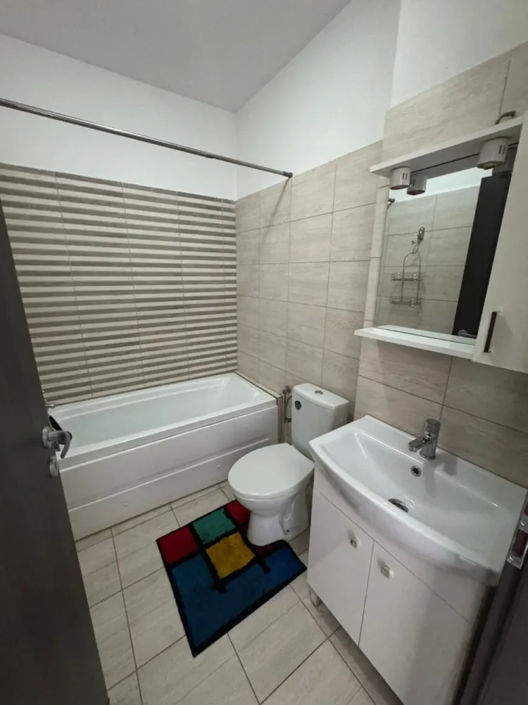 Garsoniera decomandata - Militari Residence - AGENTIE IMOBILIARA - COMISION 50%

Garsonieră de închiriat în Militari Residence 

Vă propunem spre închiriere o garsonieră situată în cartierul Militari Residence, o zonă în continuă dezvoltare, apreciată pentru accesibilitate și facilități.

Locuința este ideală pentru o persoană sau un cuplu, oferind un spațiu bine compartimentat, luminos și confortabil. Garsoniera dispune de toate utilitățile necesare pentru un trai modern, fiind pregătită pentru mutare imediată.

În apropiere regăsiți magazine, supermarketuri, restaurante, farmacii, dar și acces facil către mijloacele de transport în comun, ceea ce face deplasarea rapidă către orice zonă a orașului.

Închirierea se realizează prin intermediul unei agenții imobiliare, iar la semnarea contractului se percepe un comision de 50% din valoarea primei chirii.

Pentru mai multe detalii și programarea unei vizionări, nu ezitați să ne contactați.