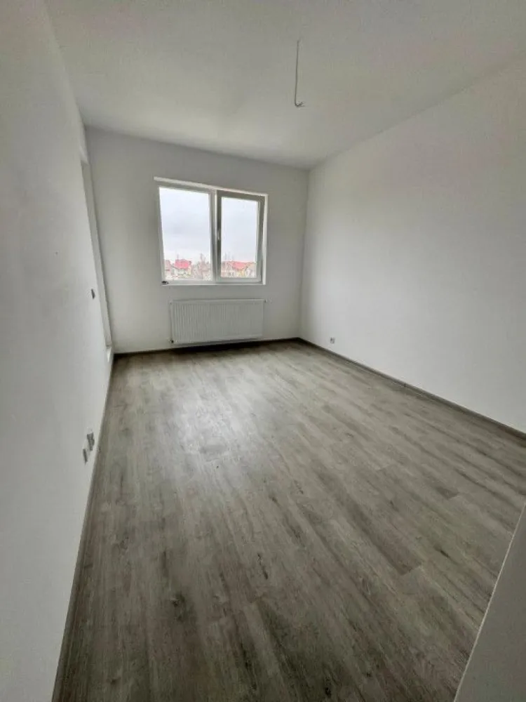 Garsoniera decomandata cartier Militari Residence - mutare imediata!! - Garsonieră decomandată de vânzare – Militari Residence | Etaj intermediar | Bloc cu lift

Vă propunem spre vânzare o garsonieră situată în Militari Residence, într-un imobil modern cu regim mic de înălțime (P+3), ideală atât pentru locuit, cât și pentru investiție.

Locuința este decomandată, oferind o compartimentare eficientă și un plus de confort. Este amplasată la un etaj intermediar, poziție ideală pentru un echilibru optim între accesibilitate și liniște.

Blocul este prevăzut cu lift, un avantaj important pentru acest tip de imobil, asigurând acces facil indiferent de etaj.

Caracteristici principale:

Compartimentare decomandată
Etaj intermediar
Bloc P+3 (regim mic de înălțime)
Lift în imobil
Zonă în plină dezvoltare, cu acces rapid către magazine, transport și facilități

Această proprietate reprezintă o alegere practică pentru cei care caută un spațiu bine organizat, într-o zonă accesibilă și în continuă dezvoltare.