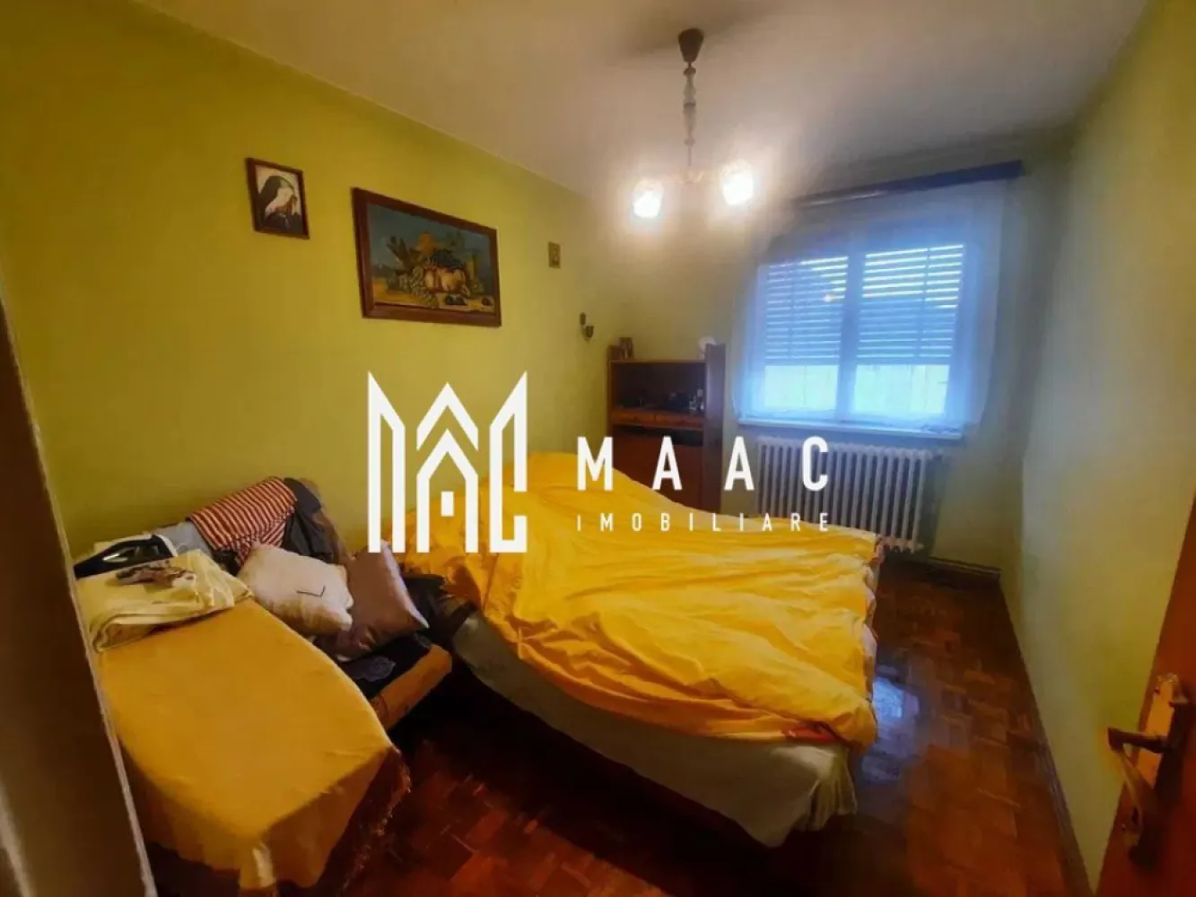 Apartament 3 Camere | 67MPU | Strand - MAAC Imobiliare vă propune spre vânzare un apartament cu 3 camere, decomandat, situat în cartierul Ștrand, una dintre cele mai căutate zone rezidențiale din Sibiu, datorită spațiilor verzi, accesului facil la facilități și liniștii zonei.

Caracteristici principale:
 Suprafață utilă: 67 mp (aproximativ, în curs de verificare pe releveu)
 Etaj 4 din 4, bloc cu acoperiș – fără probleme cu infiltrațiile
 3 camere decomandate – compartimentare eficientă și practică
 Balcon spațios cu acces din living – ideal pentru relaxare
 Necesită renovare, oferind oportunitatea personalizării după propriul gust

Avantaje și facilități:
 Zonă verde și liniștită – perfectă pentru familii și cei care caută un mediu relaxant
 Acces rapid la facilități – în apropiere de școli, dispensar, parc, magazine și mijloace de transport
 Bloc solid, întreținut – acoperișul protejează apartamentul împotriva intemperiilor

Oportunitate de investiție!
Apartamentul este ideal pentru cei care doresc să își amenajeze locuința după propriul stil sau pentru investiție, având un potențial excelent pentru închiriere datorită zonei accesibile și cererii ridicate.

 Contactați-ne pentru mai multe detalii și programarea unei vizionări specificand ID:CP2320099