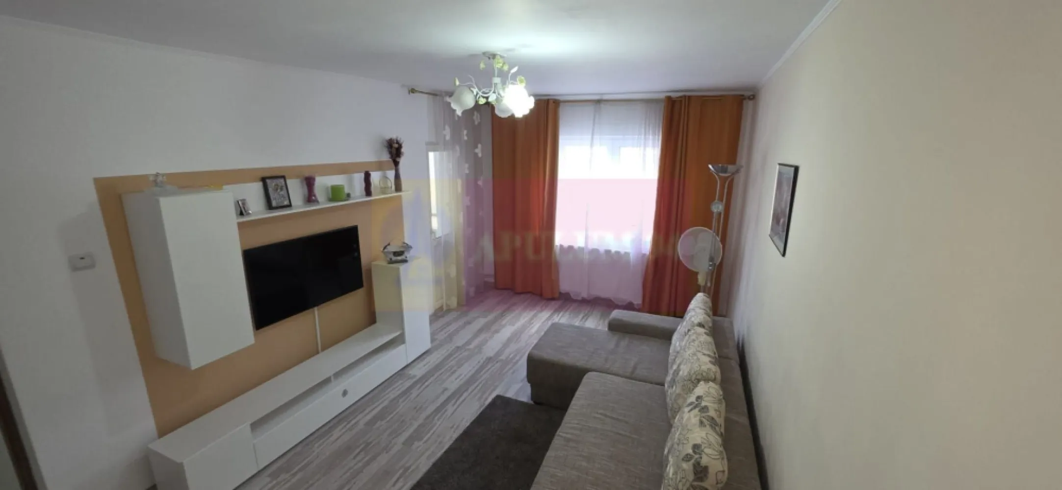 Apartamnet cu 3 camere de vanzare in Campina, Central - Apartament 3 camere de vânzare în Câmpina – Bulevardul Carol I, zonă centrală

Agentia imobiliara Mervani, vă prezintă spre vânzare un apartament cu 3 camere, situat în zona centrală a municipiului Câmpina, pe Bulevardul Carol I, la etajul 1 al unui bloc cu 4 etaje.

Apartamentul este decomandat, beneficiază de compartimentare practică și finisaje de foarte bună calitate, fiind ideal pentru o familie care își dorește confort și acces rapid către toate facilitățile orașului.

Se vinde complet mobilat și utilat
Ușă metalică la intrare
Dressinguri spațioase pe hol
Tâmplărie interioară de calitate
Tâmplărie exterioară PVC cu geam termopan
Centrală termică proprie și calorifere
Două balcoane
Hol generos
Living luminos
Bucătărie complet amenajată
Baie modernă cu cabină de duș
Două dormitoare confortabile

Poziționarea excelentă, în centrul municipiului Câmpina, oferă acces facil către magazine, școli, instituții publice, restaurante și mijloace de transport.
 Pentru informații suplimentare și programarea unei vizionări:
Mervani Imobiliare – 0729 935 536