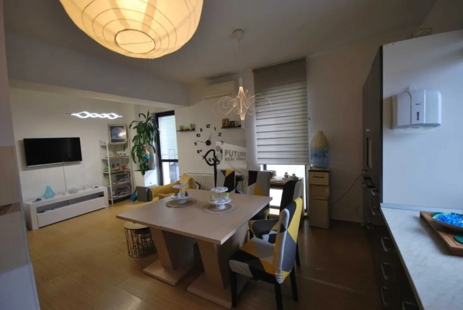 Apartament 2 Camere | Terasă 16mp cu Vedere Panoramică | Metrou - Vă oferim spre închiriere un apartament modern și ultra-dotat, situat strategic între stațiile de metrou Apărătorii Patriei și Piața Sudului (Big Berceni). Locuința se remarcă prin luminozitate și o terasă generoasă de 16 mp, perfectă pentru momente de relaxare cu vedere asupra orașului. De ce să alegi acest apartament? Dotări Complete: Mașină de spălat vase, mașină de spălat rufe cu uscător, centrală de bloc, AC și TV. Spațiu & Design: Living generos cu zonă de dining, dormitor matrimonial confortabil și bucătărie open-space. Facilități Clădire: Imobil dotat cu 2 lifturi și loc de parcare inclus. Locație Excelentă: Acces rapid la metrou, autobuz 253 și Spitalul Bagdasar-Arseni. În imediata apropiere: Mega Image, Lidl, Kaufland, Sun Plaza (Mall Berceni) și Parcul Orășelul Copiilor. Detalii Contractuale: Chirie: 500 Euro (negociabil pentru termen lung). Condiții: 1 lună chirie + 1 lună garanție. Disponibilitate: Imediată. #inchiriere #apartament2camere #bucuresti #berceni #aparatoriipatriei #imobiliare #proprietar #chirii bucuresti #apartamentmodern #terasa #sunplaza #oraselulcopiilor #metrou #acasa #inchirieriimobiliare