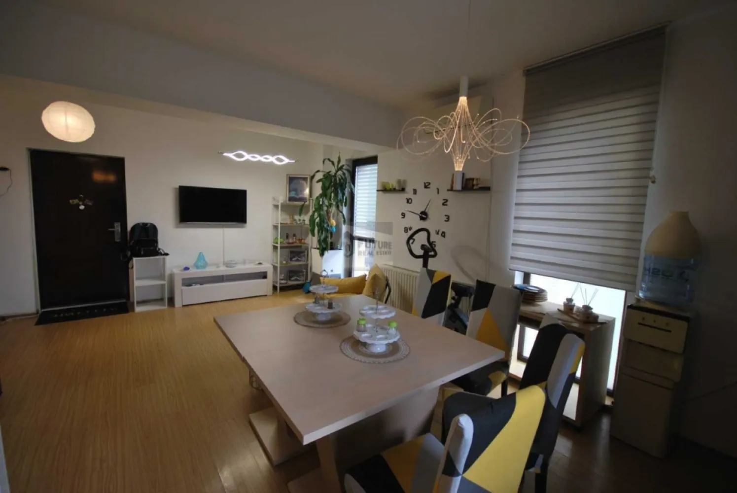Apartament 2 Camere | Terasă 16mp cu Vedere Panoramică | Metrou - Vă oferim spre închiriere un apartament modern și ultra-dotat, situat strategic între stațiile de metrou Apărătorii Patriei și Piața Sudului (Big Berceni). Locuința se remarcă prin luminozitate și o terasă generoasă de 16 mp, perfectă pentru momente de relaxare cu vedere asupra orașului. De ce să alegi acest apartament? Dotări Complete: Mașină de spălat vase, mașină de spălat rufe cu uscător, centrală de bloc, AC și TV. Spațiu & Design: Living generos cu zonă de dining, dormitor matrimonial confortabil și bucătărie open-space. Facilități Clădire: Imobil dotat cu 2 lifturi și loc de parcare inclus. Locație Excelentă: Acces rapid la metrou, autobuz 253 și Spitalul Bagdasar-Arseni. În imediata apropiere: Mega Image, Lidl, Kaufland, Sun Plaza (Mall Berceni) și Parcul Orășelul Copiilor. Detalii Contractuale: Chirie: 500 Euro (negociabil pentru termen lung). Condiții: 1 lună chirie + 1 lună garanție. Disponibilitate: Imediată. #inchiriere #apartament2camere #bucuresti #berceni #aparatoriipatriei #imobiliare #proprietar #chirii bucuresti #apartamentmodern #terasa #sunplaza #oraselulcopiilor #metrou #acasa #inchirieriimobiliare