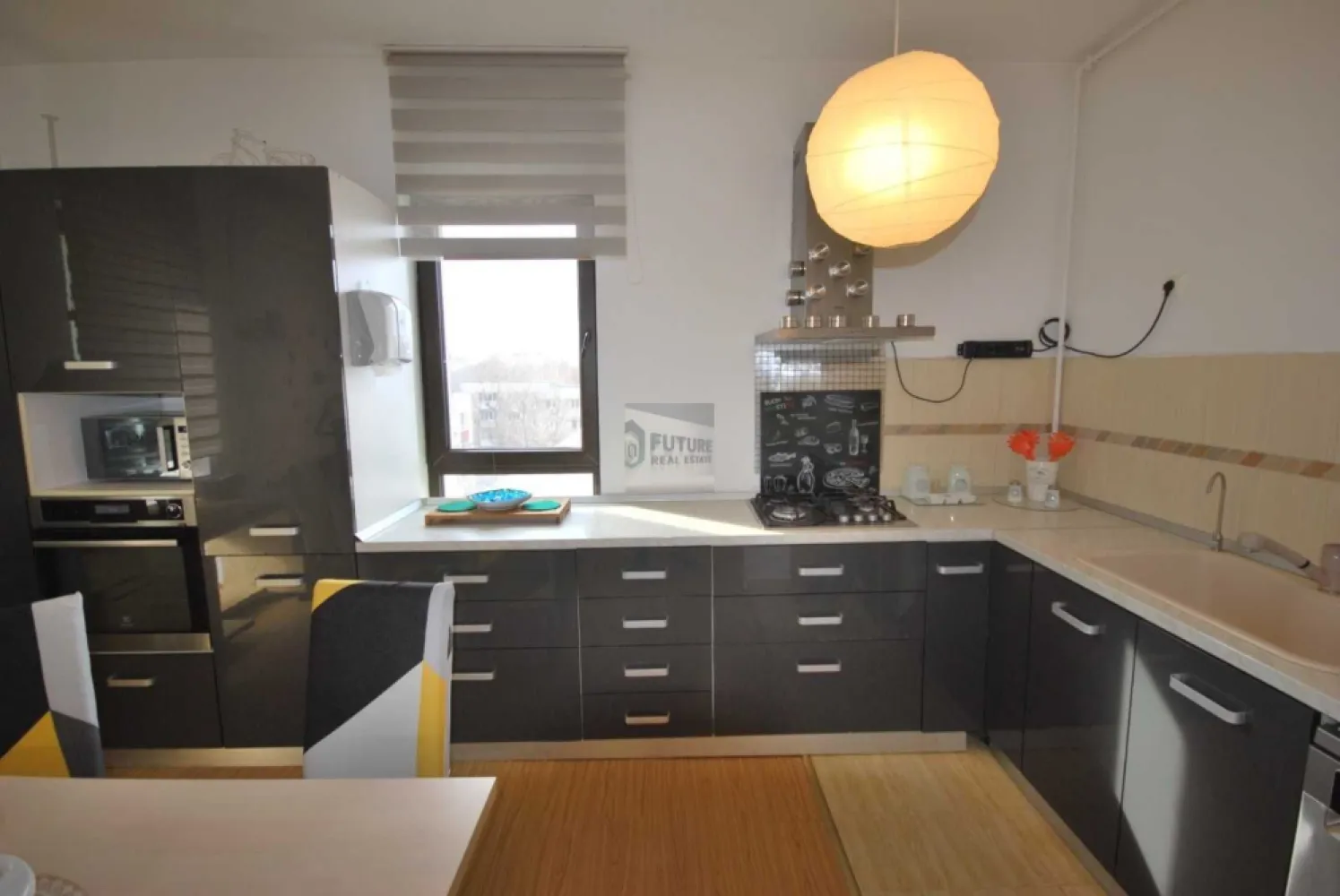 Apartament 2 Camere | Terasă 16mp cu Vedere Panoramică | Metrou - Vă oferim spre închiriere un apartament modern și ultra-dotat, situat strategic între stațiile de metrou Apărătorii Patriei și Piața Sudului (Big Berceni). Locuința se remarcă prin luminozitate și o terasă generoasă de 16 mp, perfectă pentru momente de relaxare cu vedere asupra orașului. De ce să alegi acest apartament? Dotări Complete: Mașină de spălat vase, mașină de spălat rufe cu uscător, centrală de bloc, AC și TV. Spațiu & Design: Living generos cu zonă de dining, dormitor matrimonial confortabil și bucătărie open-space. Facilități Clădire: Imobil dotat cu 2 lifturi și loc de parcare inclus. Locație Excelentă: Acces rapid la metrou, autobuz 253 și Spitalul Bagdasar-Arseni. În imediata apropiere: Mega Image, Lidl, Kaufland, Sun Plaza (Mall Berceni) și Parcul Orășelul Copiilor. Detalii Contractuale: Chirie: 500 Euro (negociabil pentru termen lung). Condiții: 1 lună chirie + 1 lună garanție. Disponibilitate: Imediată. #inchiriere #apartament2camere #bucuresti #berceni #aparatoriipatriei #imobiliare #proprietar #chirii bucuresti #apartamentmodern #terasa #sunplaza #oraselulcopiilor #metrou #acasa #inchirieriimobiliare