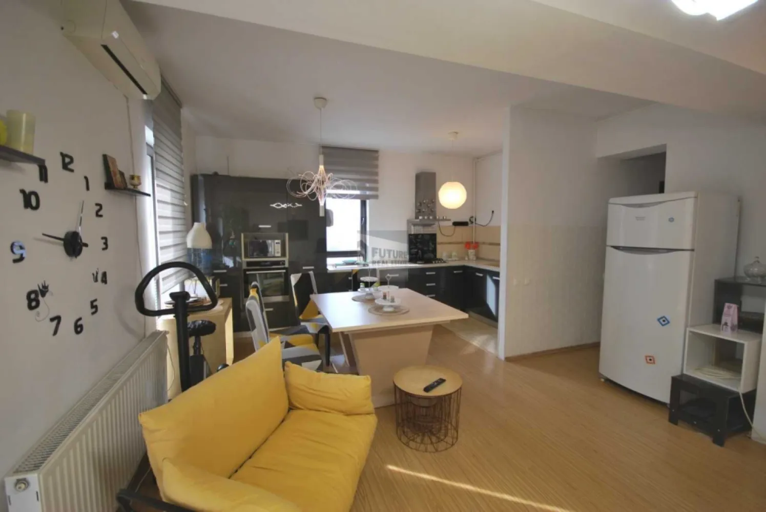 Apartament 2 Camere | Terasă 16mp cu Vedere Panoramică | Metrou - Vă oferim spre închiriere un apartament modern și ultra-dotat, situat strategic între stațiile de metrou Apărătorii Patriei și Piața Sudului (Big Berceni). Locuința se remarcă prin luminozitate și o terasă generoasă de 16 mp, perfectă pentru momente de relaxare cu vedere asupra orașului. De ce să alegi acest apartament? Dotări Complete: Mașină de spălat vase, mașină de spălat rufe cu uscător, centrală de bloc, AC și TV. Spațiu & Design: Living generos cu zonă de dining, dormitor matrimonial confortabil și bucătărie open-space. Facilități Clădire: Imobil dotat cu 2 lifturi și loc de parcare inclus. Locație Excelentă: Acces rapid la metrou, autobuz 253 și Spitalul Bagdasar-Arseni. În imediata apropiere: Mega Image, Lidl, Kaufland, Sun Plaza (Mall Berceni) și Parcul Orășelul Copiilor. Detalii Contractuale: Chirie: 500 Euro (negociabil pentru termen lung). Condiții: 1 lună chirie + 1 lună garanție. Disponibilitate: Imediată. #inchiriere #apartament2camere #bucuresti #berceni #aparatoriipatriei #imobiliare #proprietar #chirii bucuresti #apartamentmodern #terasa #sunplaza #oraselulcopiilor #metrou #acasa #inchirieriimobiliare