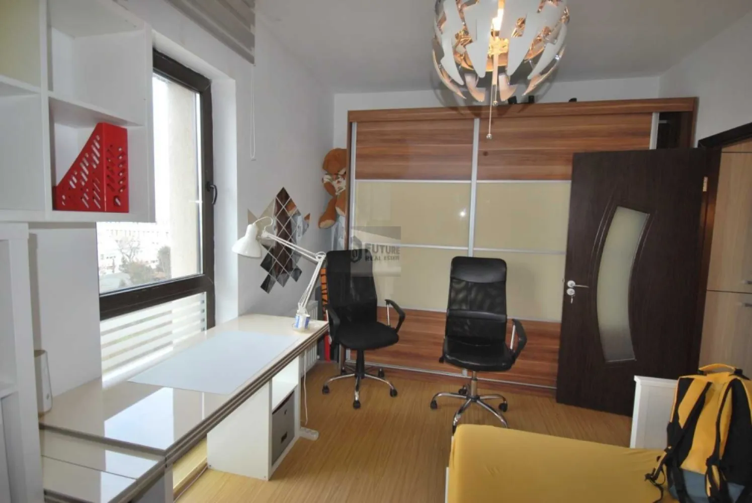 Apartament 2 Camere | Terasă 16mp cu Vedere Panoramică | Metrou - Vă oferim spre închiriere un apartament modern și ultra-dotat, situat strategic între stațiile de metrou Apărătorii Patriei și Piața Sudului (Big Berceni). Locuința se remarcă prin luminozitate și o terasă generoasă de 16 mp, perfectă pentru momente de relaxare cu vedere asupra orașului. De ce să alegi acest apartament? Dotări Complete: Mașină de spălat vase, mașină de spălat rufe cu uscător, centrală de bloc, AC și TV. Spațiu & Design: Living generos cu zonă de dining, dormitor matrimonial confortabil și bucătărie open-space. Facilități Clădire: Imobil dotat cu 2 lifturi și loc de parcare inclus. Locație Excelentă: Acces rapid la metrou, autobuz 253 și Spitalul Bagdasar-Arseni. În imediata apropiere: Mega Image, Lidl, Kaufland, Sun Plaza (Mall Berceni) și Parcul Orășelul Copiilor. Detalii Contractuale: Chirie: 500 Euro (negociabil pentru termen lung). Condiții: 1 lună chirie + 1 lună garanție. Disponibilitate: Imediată. #inchiriere #apartament2camere #bucuresti #berceni #aparatoriipatriei #imobiliare #proprietar #chirii bucuresti #apartamentmodern #terasa #sunplaza #oraselulcopiilor #metrou #acasa #inchirieriimobiliare