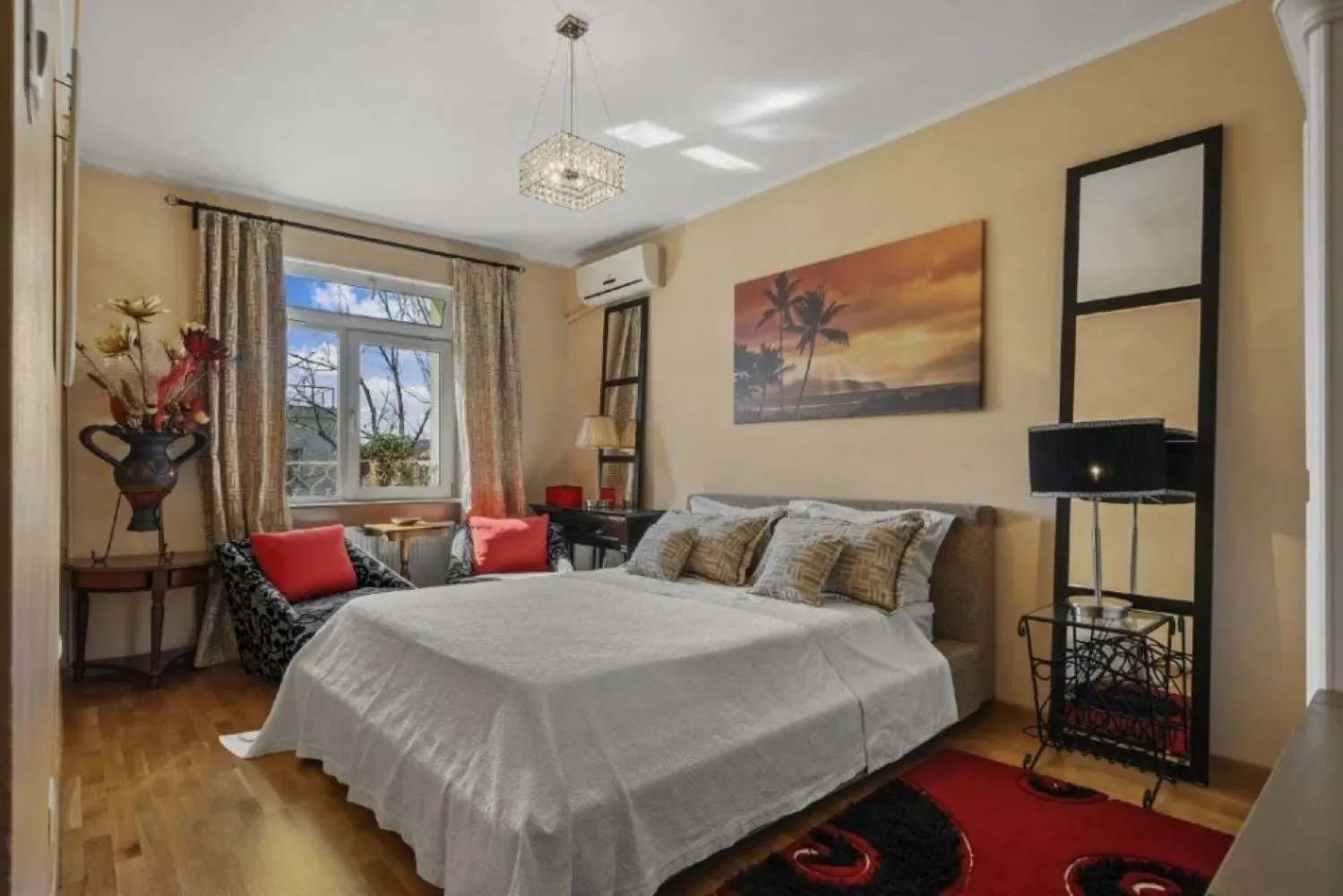 Apartament 2 cam decomandat, 50 mp + Boxa depozitare, Parc Cinema Floreasca - Apartament decomandat, 2 Camere, 50 mp, etajul 3/3 , elegant, Rafinat şi confortabil + Boxa depozitare. 

Localizat la parcul cinema Floreasca. Strada linistita inconjurata de multe Spatii Verzi.
Apartamentul este Nou amenajat, la prima Inchiriere.
Foarte luminos, ferestre Mari, orientare S-V

Cladire foarte solida cu pereti dubli de caramida si izolatie exterioara ce confera in mod natural, comfort termic sporit ( pastreaza racoarea sau caldura) - costuri mici la intretinere. 
Cladire discreta, curata şi liniştită. 
Boxa ( spatiu de depozitare)

Camerele bine proportionate, ferestre Mari si luminoase, tavan inalt, podele din lemn masiv, usi de interior elegante, vitrate/ securizate; Ambele camere dispun de Spatii optime de dormit; canapeaua extensibila dispune de saltea confortabila pentru dormit permanent. 
 Camerele, Mobilate cu rafinament si eleganta, ofera un ambient placut, relaxant si confortabil 
Spatii de depozitare generoase.

Spatii de lucru. 

Bucataria mobilata complet, luminoasa, cu spatiu pentru luat masa, utilata cu electrocasnice din otel inoxidabil ( plita, Hota, Cuptor, Frigider, prajitor, espressor..), set elegant, complet de vesela. 

WiFi, aer condiţionat cald/rece

Incredibla Zona de parcuri si lacuri cu restaurante sofisticate, cafenele, baruri si cluburi , supermarket, posta, situate la distante de mers pe jos. 
Zona de maximă siguranţă!
Centre medicale prestigioase la minima distanta de mers pe Jos.
Shopping Mall, Sali de sport, piste biciclete, supermarket, la distanţă de mers pe jos.

Statii de transport in Comun si metrou in imediata apropiere.

Parcare gratis in jurul cladirii. 
Gradina interioara creata de Forma U a cladirii.
