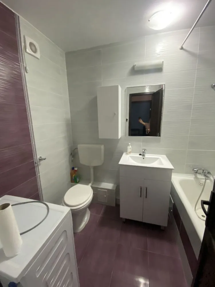 Dorobanti - Polona - Stefan cel Mare - Metrou - Apartament 2 camere decomandat, 55 mp, bloc 1980, P/8 - Parter Inalt (peste nivelul capului), vedere pe spatele blocului (ferit de galagie si trafic)

Complet mobilat si utilat

Bloc izolat si centrala termica noua

Metrou St cel Mare 4minute/300m

Nu se accepta: animale de companie, fumat in casa

Se accepta: inregistrare contract pentru deducere cheltuieli