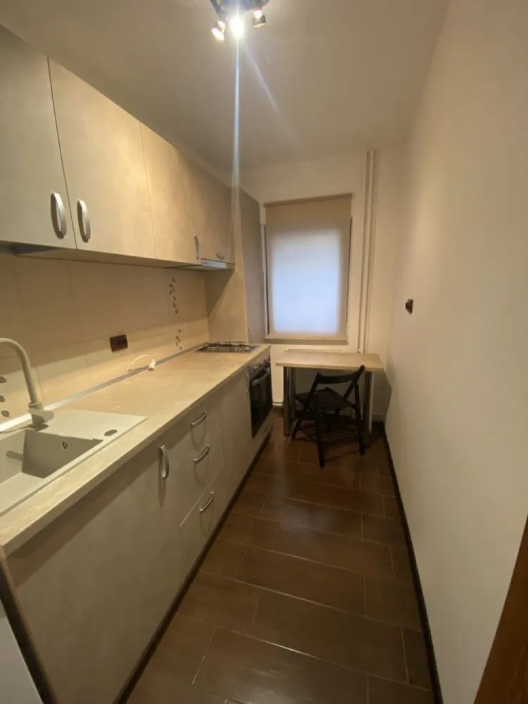 Dorobanti - Polona - Stefan cel Mare - Metrou - Apartament 2 camere decomandat, 55 mp, bloc 1980, P/8 - Parter Inalt (peste nivelul capului), vedere pe spatele blocului (ferit de galagie si trafic)

Complet mobilat si utilat

Bloc izolat si centrala termica noua

Metrou St cel Mare 4minute/300m

Nu se accepta: animale de companie, fumat in casa

Se accepta: inregistrare contract pentru deducere cheltuieli