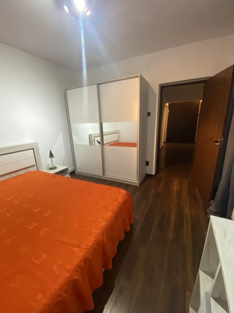 Dorobanti - Polona - Stefan cel Mare - Metrou - Apartament 2 camere decomandat, 55 mp, bloc 1980, P/8 - Parter Inalt (peste nivelul capului), vedere pe spatele blocului (ferit de galagie si trafic)

Complet mobilat si utilat

Bloc izolat si centrala termica noua

Metrou St cel Mare 4minute/300m

Nu se accepta: animale de companie, fumat in casa

Se accepta: inregistrare contract pentru deducere cheltuieli