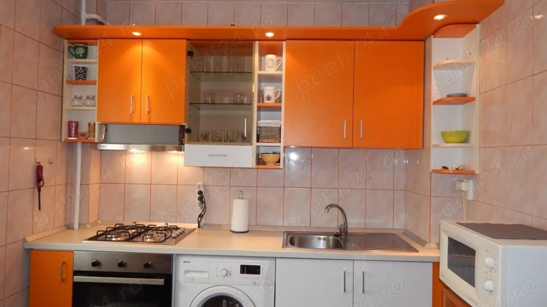 Proprietar Dorobanti Polona 2 camere decomandat renovat mobilat utilat cochet - Proprietar, va propun spre inchiriere un apartament cochet, decomandat, renovat recent, situat intr-un bloc de locuinte la intersectia Polona cu Stefan cel Mare.

Apartamentul este compus din living spatios, luminos si primitor, dormitor care asigura un somn odihnitor avand vedere in spate, ferit de zgomotul strazii, hol generos, baie cu dus ideala pentru diminetile rapide si dinamice, bucatarie moderna si practica, eficient organizata pentru a gati, camara cu rafturi pentru depozitare, balcon inchis si insorit perfect pentru un moment de liniste si relaxare si un dressing util in orice apartament. Este mobilat modern si echipat complet cu plita, cuptor, combina frigorifica, masina de spalat, microunde, toaster, aspirator,TV si 2 unitati de aer conditionat .

Apartamentul este intr-un bloc reabilitat termic in 2014, cu alte cuvinte este calduros si are costuri de intretinere foarte rezonabile. 

Pozitionarea la etajul 1 P+8 cu vedere spre spate catre Ambasada Turciei ii ofera potentialului chirias liniste si vedere catre o zona verde . Este unul din cele mai mari apartamente cu 2 camere din zona.

Locatie excelenta la cateva minute de metrou Stefan cel Mare si alte mijloace de transport in comun, acces facil la supermarketuri, restaurante, cafenele, farmacii, banci etc
Totul la o chirie de numai 650 Euro luna!