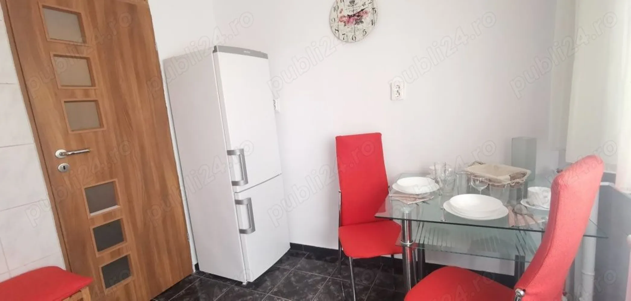Proprietar Dorobanti Polona 2 camere decomandat renovat mobilat utilat cochet - Proprietar, va propun spre inchiriere un apartament cochet, decomandat, renovat recent, situat intr-un bloc de locuinte la intersectia Polona cu Stefan cel Mare.

Apartamentul este compus din living spatios, luminos si primitor, dormitor care asigura un somn odihnitor avand vedere in spate, ferit de zgomotul strazii, hol generos, baie cu dus ideala pentru diminetile rapide si dinamice, bucatarie moderna si practica, eficient organizata pentru a gati, camara cu rafturi pentru depozitare, balcon inchis si insorit perfect pentru un moment de liniste si relaxare si un dressing util in orice apartament. Este mobilat modern si echipat complet cu plita, cuptor, combina frigorifica, masina de spalat, microunde, toaster, aspirator,TV si 2 unitati de aer conditionat .

Apartamentul este intr-un bloc reabilitat termic in 2014, cu alte cuvinte este calduros si are costuri de intretinere foarte rezonabile. 

Pozitionarea la etajul 1 P+8 cu vedere spre spate catre Ambasada Turciei ii ofera potentialului chirias liniste si vedere catre o zona verde . Este unul din cele mai mari apartamente cu 2 camere din zona.

Locatie excelenta la cateva minute de metrou Stefan cel Mare si alte mijloace de transport in comun, acces facil la supermarketuri, restaurante, cafenele, farmacii, banci etc
Totul la o chirie de numai 650 Euro luna!