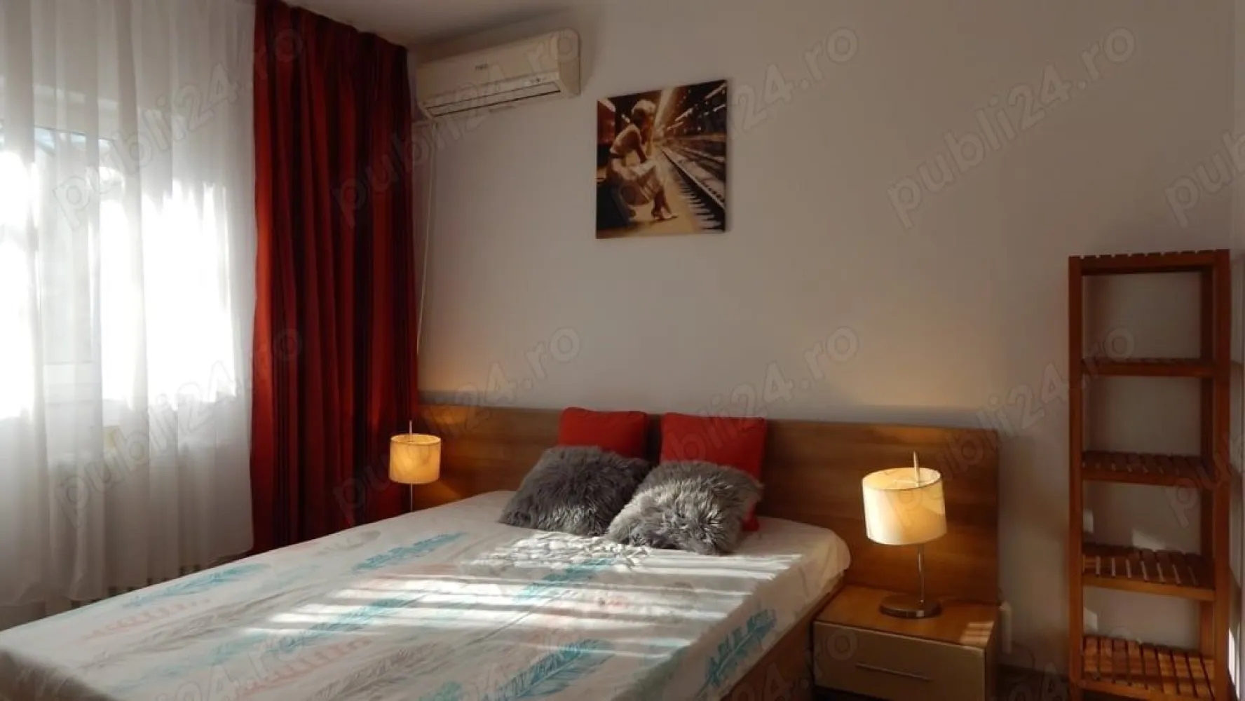 Proprietar Dorobanti Polona 2 camere decomandat renovat mobilat utilat cochet - Proprietar, va propun spre inchiriere un apartament cochet, decomandat, renovat recent, situat intr-un bloc de locuinte la intersectia Polona cu Stefan cel Mare.

Apartamentul este compus din living spatios, luminos si primitor, dormitor care asigura un somn odihnitor avand vedere in spate, ferit de zgomotul strazii, hol generos, baie cu dus ideala pentru diminetile rapide si dinamice, bucatarie moderna si practica, eficient organizata pentru a gati, camara cu rafturi pentru depozitare, balcon inchis si insorit perfect pentru un moment de liniste si relaxare si un dressing util in orice apartament. Este mobilat modern si echipat complet cu plita, cuptor, combina frigorifica, masina de spalat, microunde, toaster, aspirator,TV si 2 unitati de aer conditionat .

Apartamentul este intr-un bloc reabilitat termic in 2014, cu alte cuvinte este calduros si are costuri de intretinere foarte rezonabile. 

Pozitionarea la etajul 1 P+8 cu vedere spre spate catre Ambasada Turciei ii ofera potentialului chirias liniste si vedere catre o zona verde . Este unul din cele mai mari apartamente cu 2 camere din zona.

Locatie excelenta la cateva minute de metrou Stefan cel Mare si alte mijloace de transport in comun, acces facil la supermarketuri, restaurante, cafenele, farmacii, banci etc
Totul la o chirie de numai 650 Euro luna!