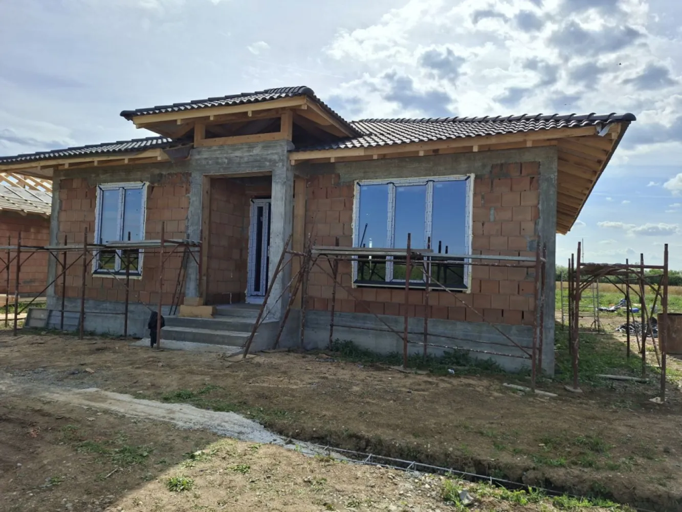 BRASADAS vinde casa individuala tip PARTER cartierul MARCUS. - Agenția imobiliara BRASADAS vinde casa individuala de tip PARTER in cartierul MARCUS.
Casa este de tip PARTER INALT la 50 cm deasupra nivelului curtii si a strazii. Fundatie si structura solida, materiale de calitate si compartimentare moderna. Dormitoare cu acces direct la baie, geamuri mari, acces din bucatarie la terasa cu posibilitatea extinderii terasei si cu curte spatioasa, inclusiv cu acces auto. Casa este în construcție cu termen de finalizare în septembrie 2026.
Www.brasadas.com.