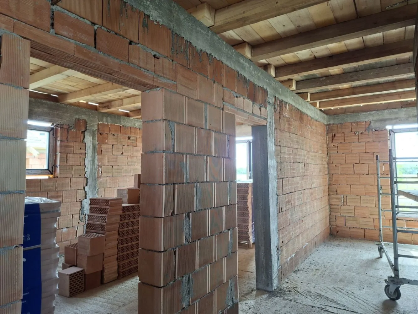 BRASADAS vinde casa individuala tip PARTER cartierul MARCUS. - Agenția imobiliara BRASADAS vinde casa individuala de tip PARTER in cartierul MARCUS.
Casa este de tip PARTER INALT la 50 cm deasupra nivelului curtii si a strazii. Fundatie si structura solida, materiale de calitate si compartimentare moderna. Dormitoare cu acces direct la baie, geamuri mari, acces din bucatarie la terasa cu posibilitatea extinderii terasei si cu curte spatioasa, inclusiv cu acces auto. Casa este în construcție cu termen de finalizare în septembrie 2026.
Www.brasadas.com.