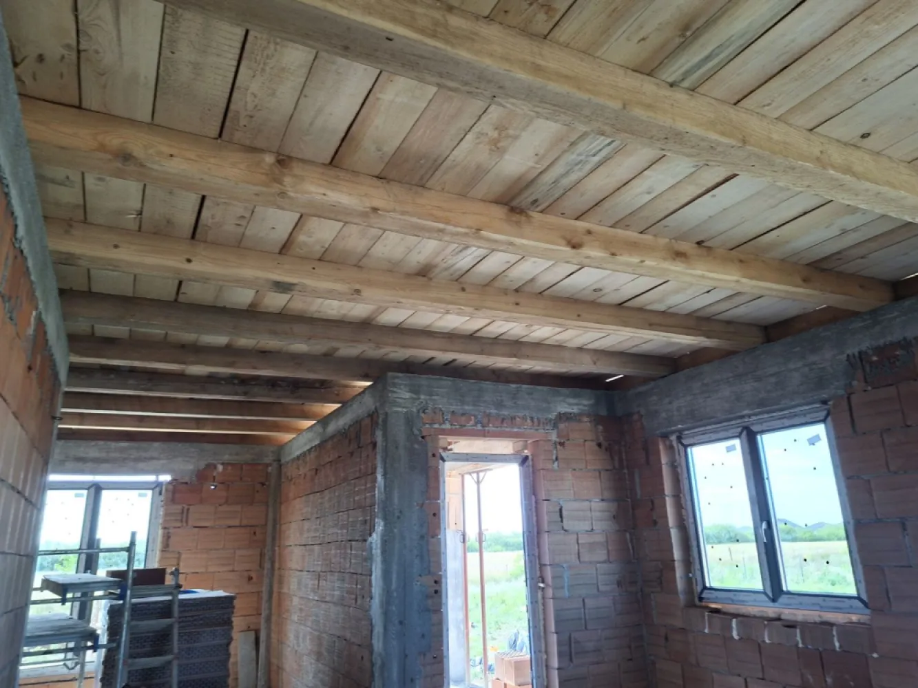 BRASADAS vinde casa individuala tip PARTER cartierul MARCUS. - Agenția imobiliara BRASADAS vinde casa individuala de tip PARTER in cartierul MARCUS.
Casa este de tip PARTER INALT la 50 cm deasupra nivelului curtii si a strazii. Fundatie si structura solida, materiale de calitate si compartimentare moderna. Dormitoare cu acces direct la baie, geamuri mari, acces din bucatarie la terasa cu posibilitatea extinderii terasei si cu curte spatioasa, inclusiv cu acces auto. Casa este în construcție cu termen de finalizare în septembrie 2026.
Www.brasadas.com.