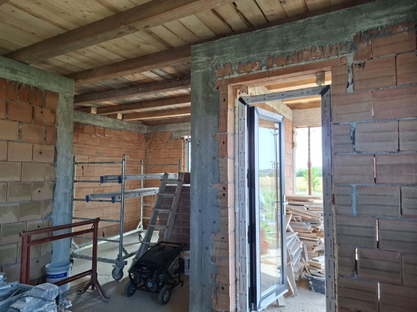 BRASADAS vinde casa individuala tip PARTER cartierul MARCUS. - Agenția imobiliara BRASADAS vinde casa individuala de tip PARTER in cartierul MARCUS.
Casa este de tip PARTER INALT la 50 cm deasupra nivelului curtii si a strazii. Fundatie si structura solida, materiale de calitate si compartimentare moderna. Dormitoare cu acces direct la baie, geamuri mari, acces din bucatarie la terasa cu posibilitatea extinderii terasei si cu curte spatioasa, inclusiv cu acces auto. Casa este în construcție cu termen de finalizare în septembrie 2026.
Www.brasadas.com.
