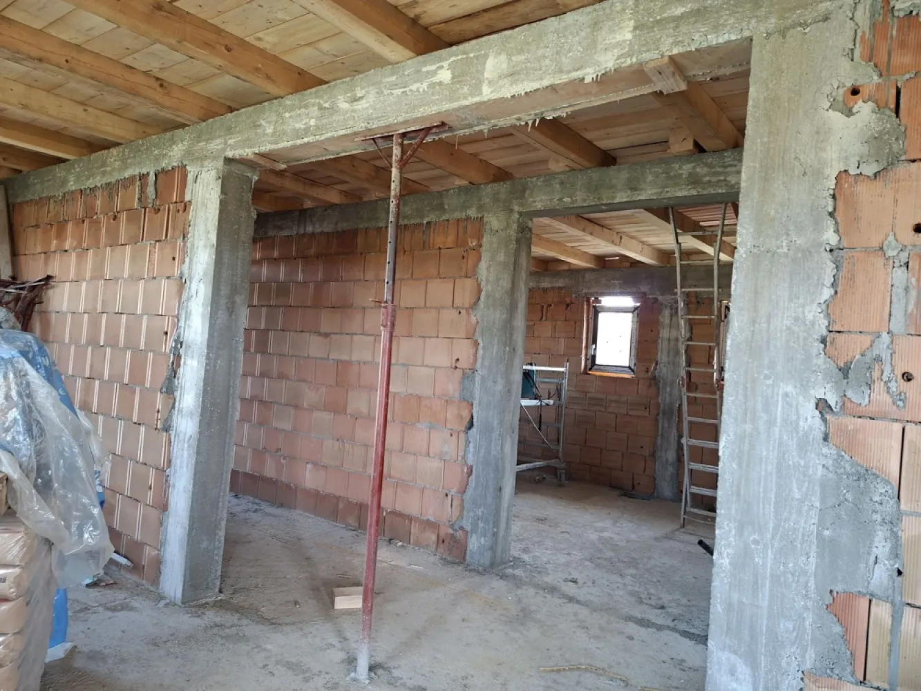 BRASADAS vinde casa individuala tip PARTER cartierul MARCUS. - Agenția imobiliara BRASADAS vinde casa individuala de tip PARTER in cartierul MARCUS.
Casa este de tip PARTER INALT la 50 cm deasupra nivelului curtii si a strazii. Fundatie si structura solida, materiale de calitate si compartimentare moderna. Dormitoare cu acces direct la baie, geamuri mari, acces din bucatarie la terasa cu posibilitatea extinderii terasei si cu curte spatioasa, inclusiv cu acces auto. Casa este în construcție cu termen de finalizare în septembrie 2026.
Www.brasadas.com.